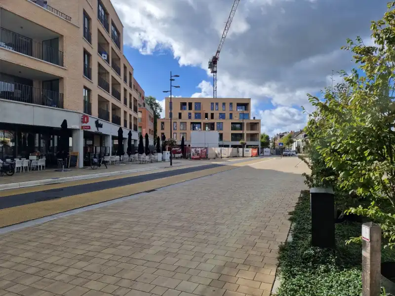 Centraal gelegen nieuwbouw handelsgelijkvloers (160m²) met gezellig terras (130m²) op een TOPlocatie! foto 2