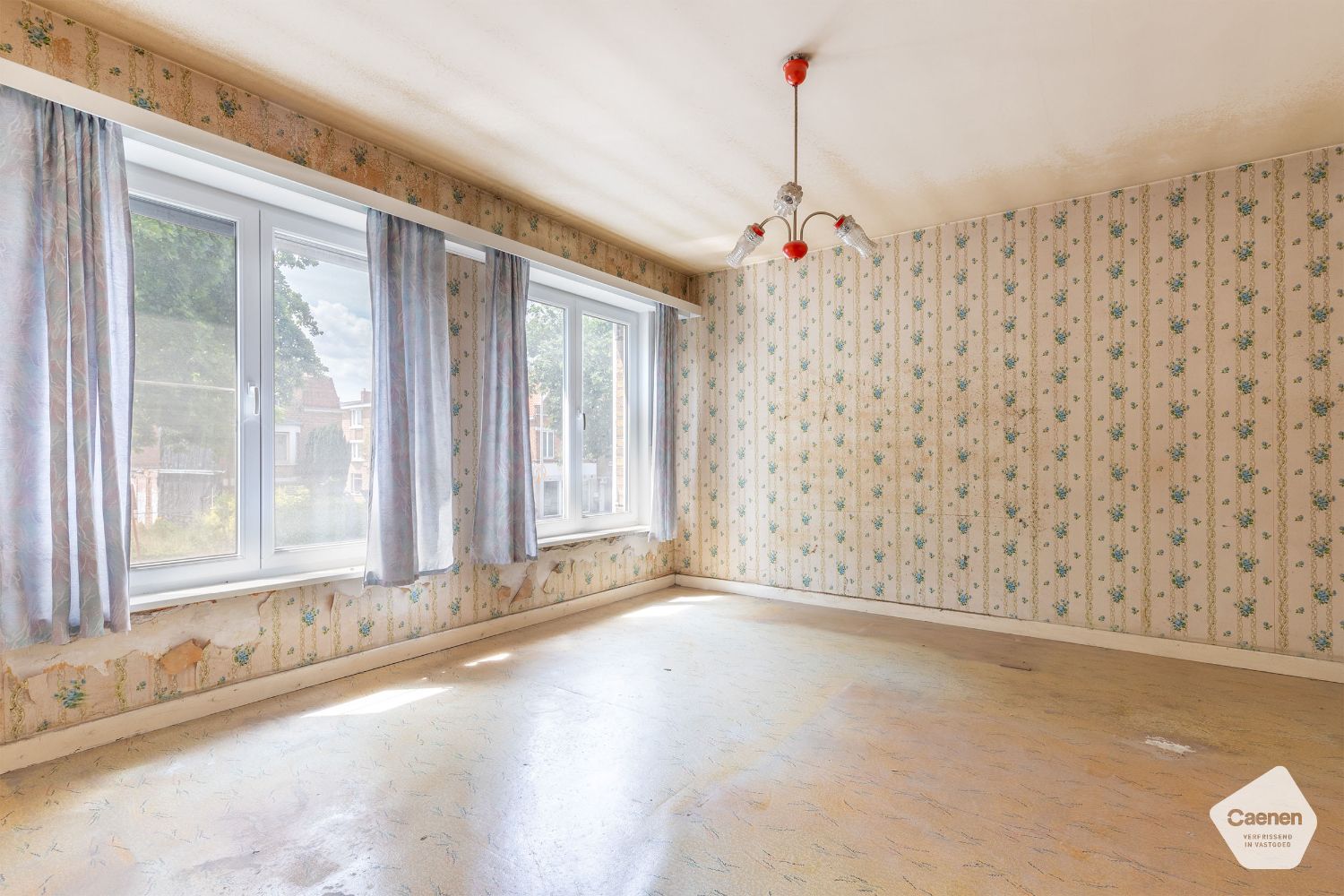 TE RENOVEREN STEVIGE HALF-OPEN WONING op CENTRALE LIGGING met 4 slaapkamers en GARAGE foto 8