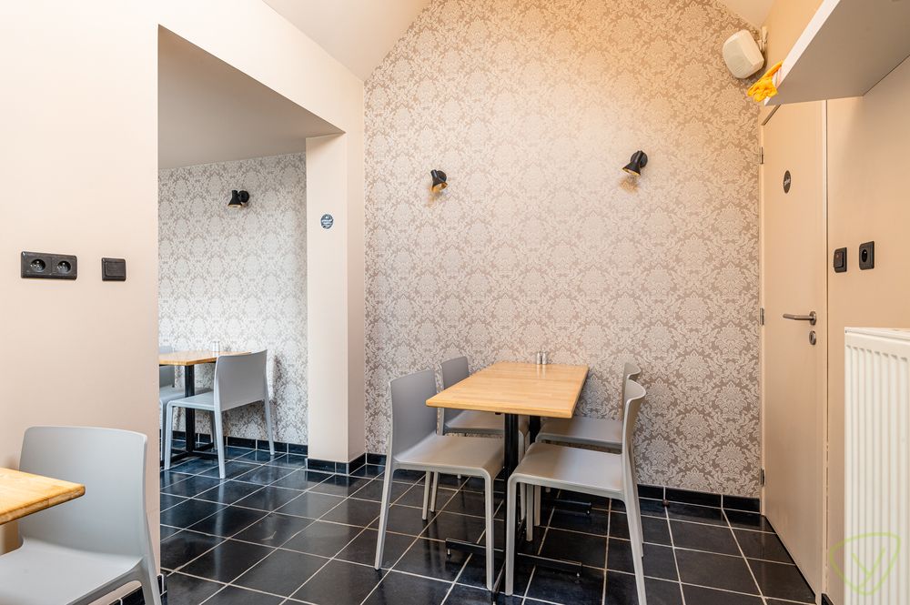 Ruime handelsswoning te koop in het centrum van Eeklo! foto 6