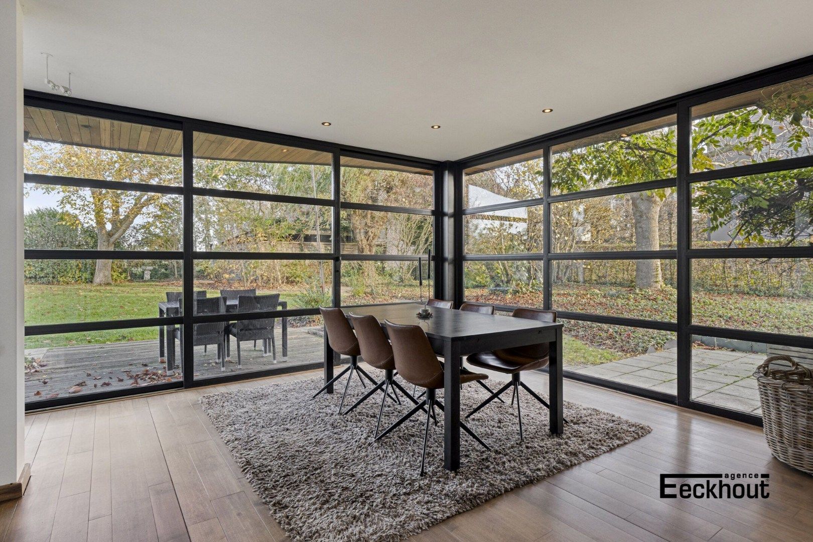 Ruime halfopen woning met prachtige aangelegde tuin en carport voor 2 wagens! foto 3