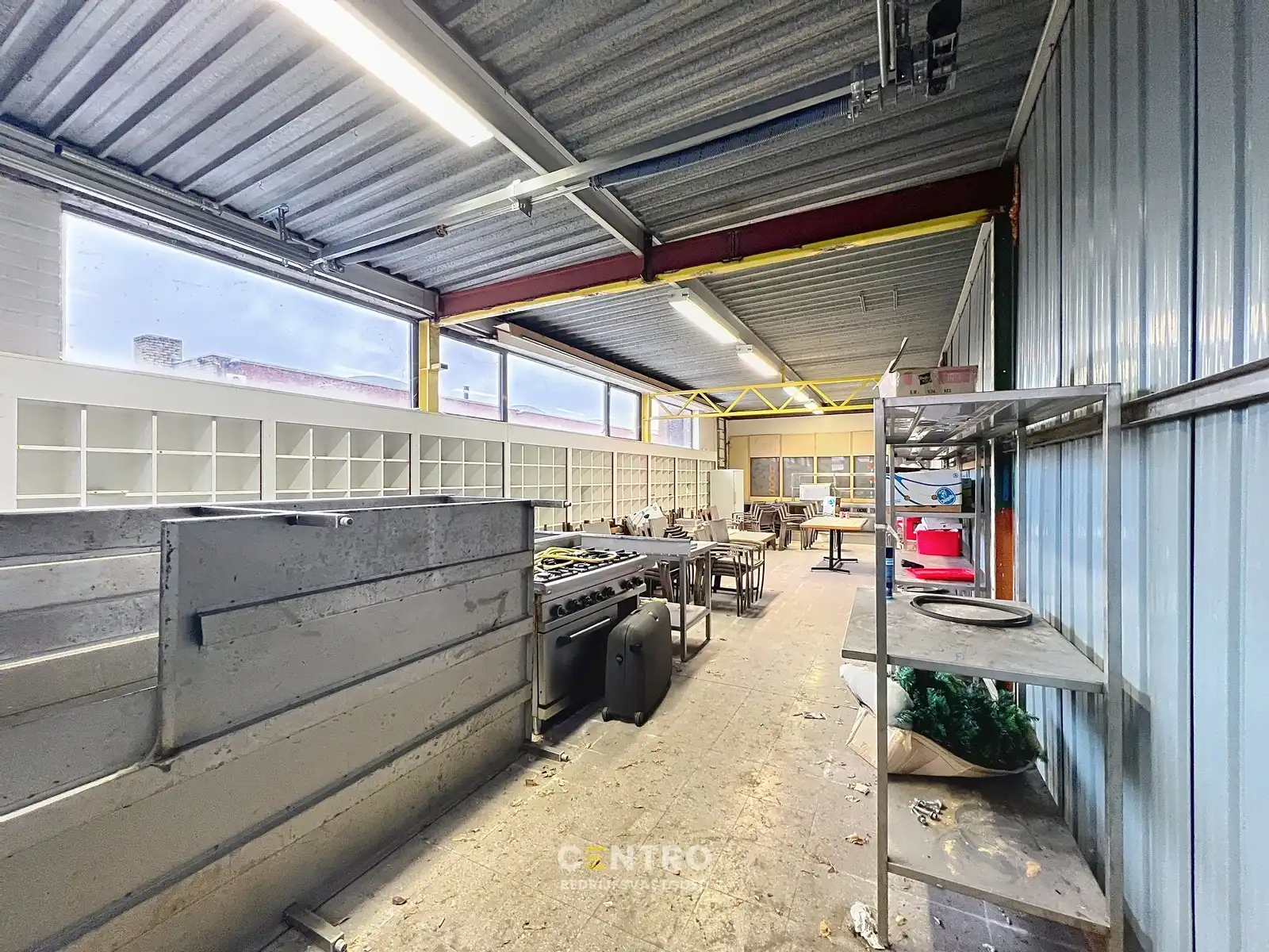 Goed gelegen OPSLAGRUIMTE/WERKPLAATS (ca.75 m²)  te RUMBEKE. foto 6