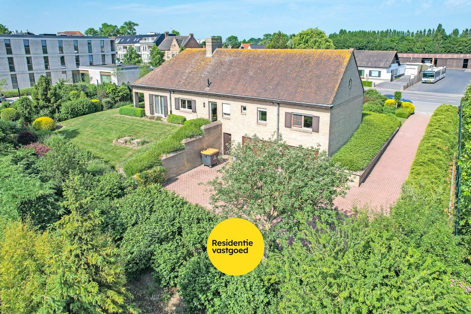 Ruime alleenstaande woning met grote tuin nabij centrum Diksmuide op 1681 m². foto 5