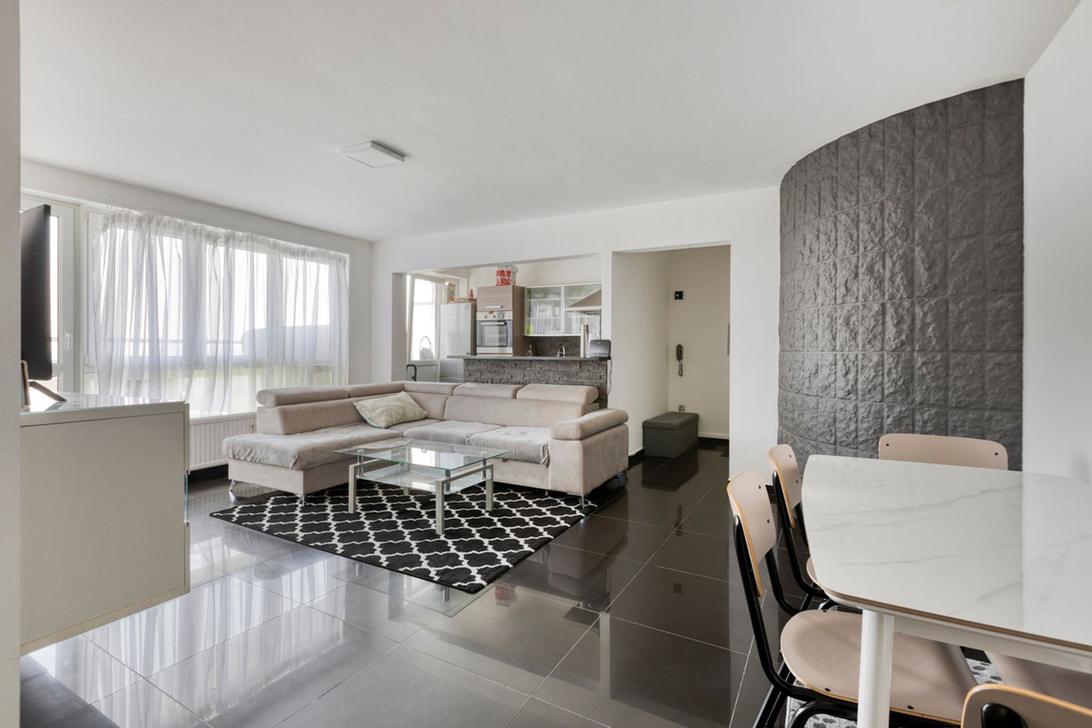Instapklaar 2-slaapkamerappartement te Brussel foto {{pictureIndex}}