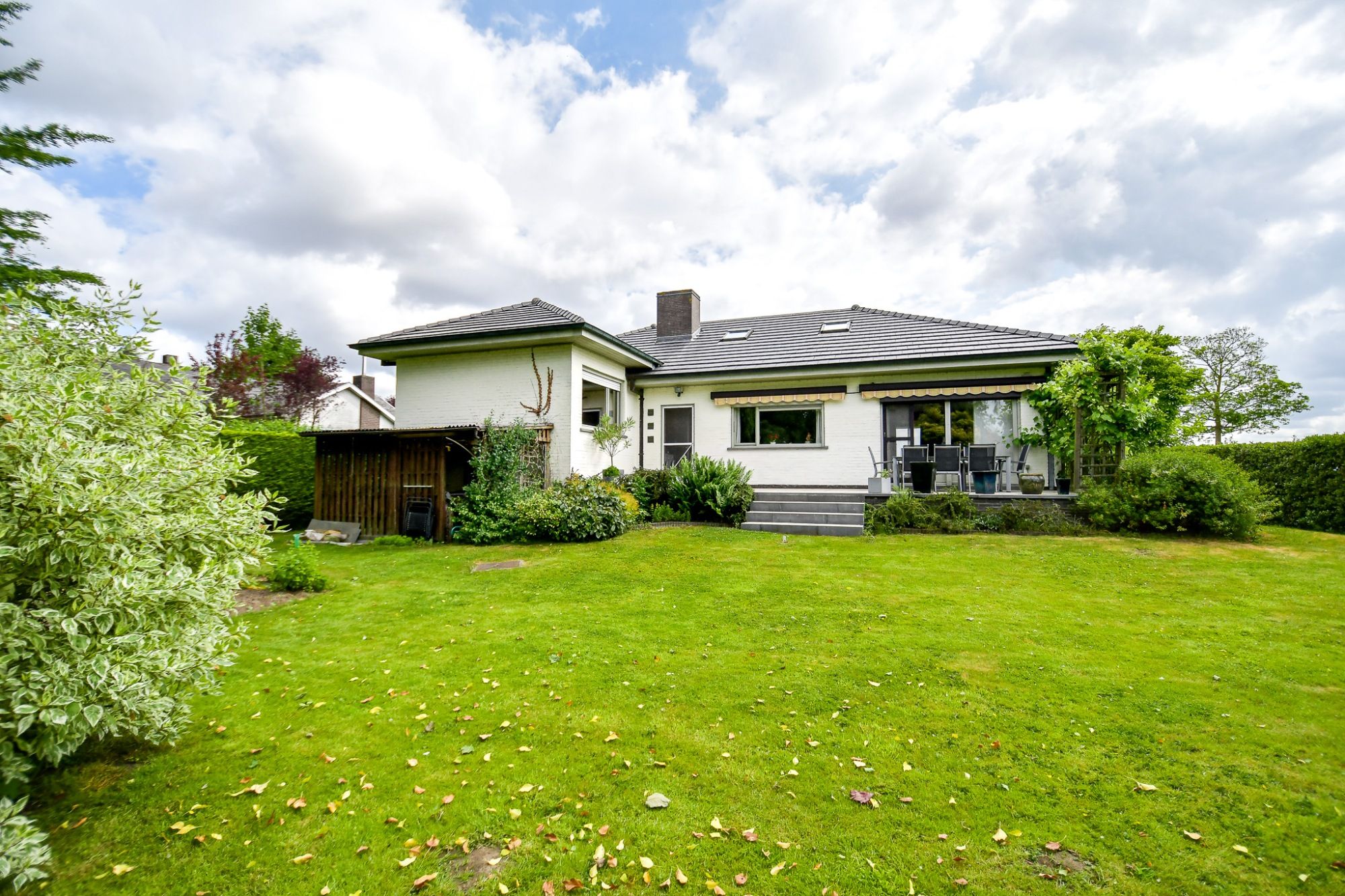 Goed onderhouden statige woning op een perceel van 970m² foto 3