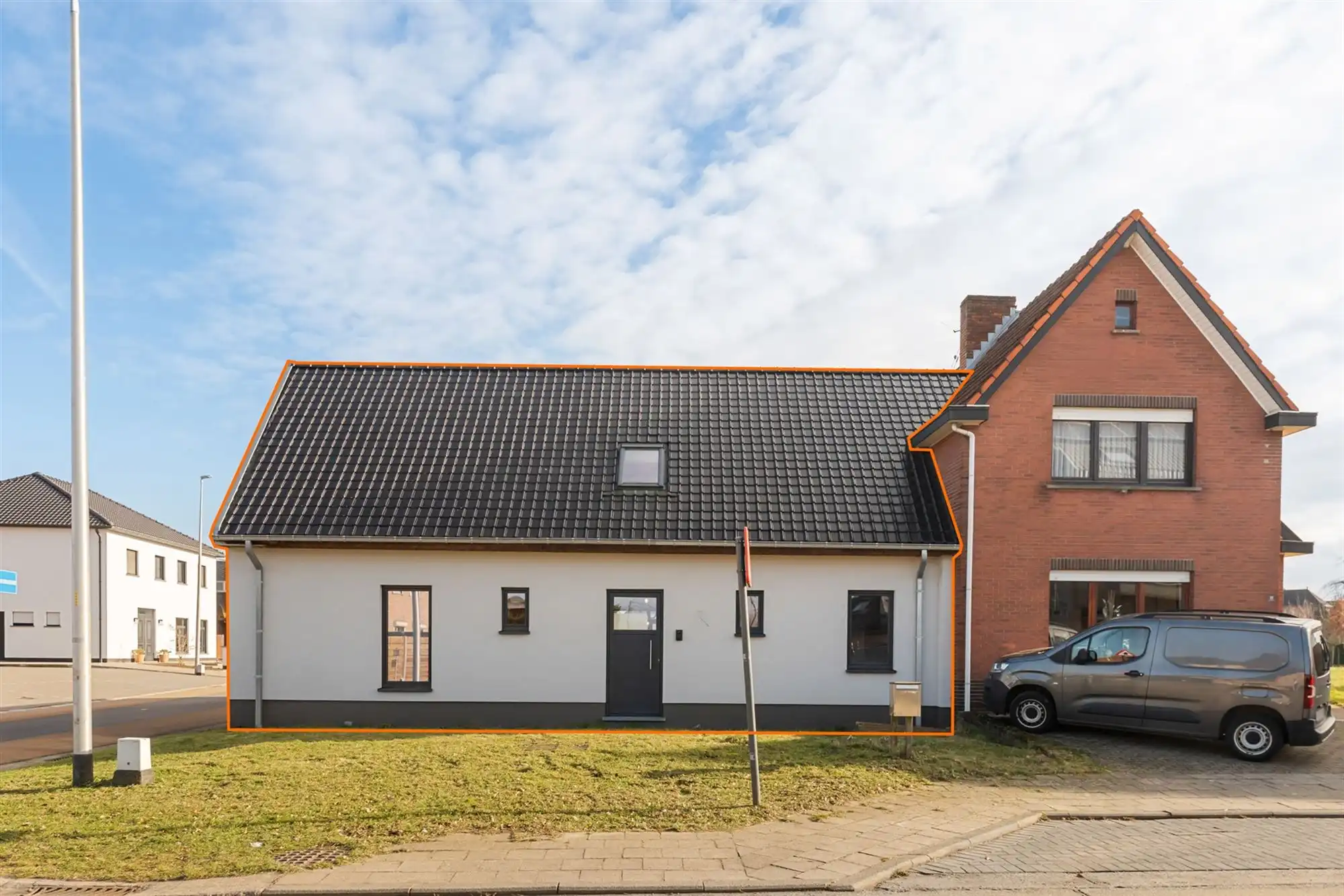 AF TE WERKEN RUIME WONING (222M²) MET 2 SLAAPKAMERS EN TUIN MET TUINKAMER OP 6A 81CA TE PAAL  foto {{pictureIndex}}