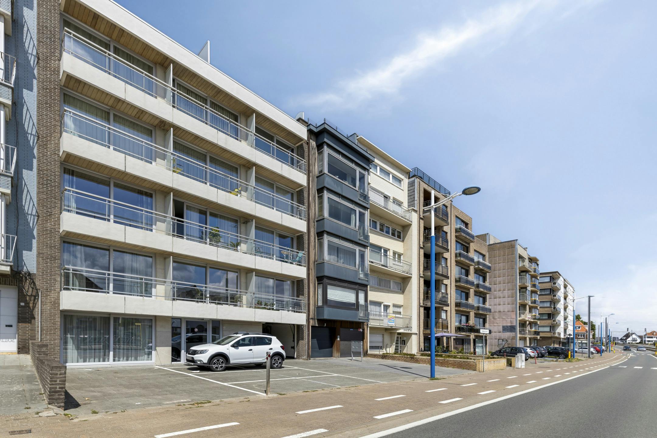 Staanplaats vlakbij zeedijk en Elisabethplein te Koksijde. foto 2