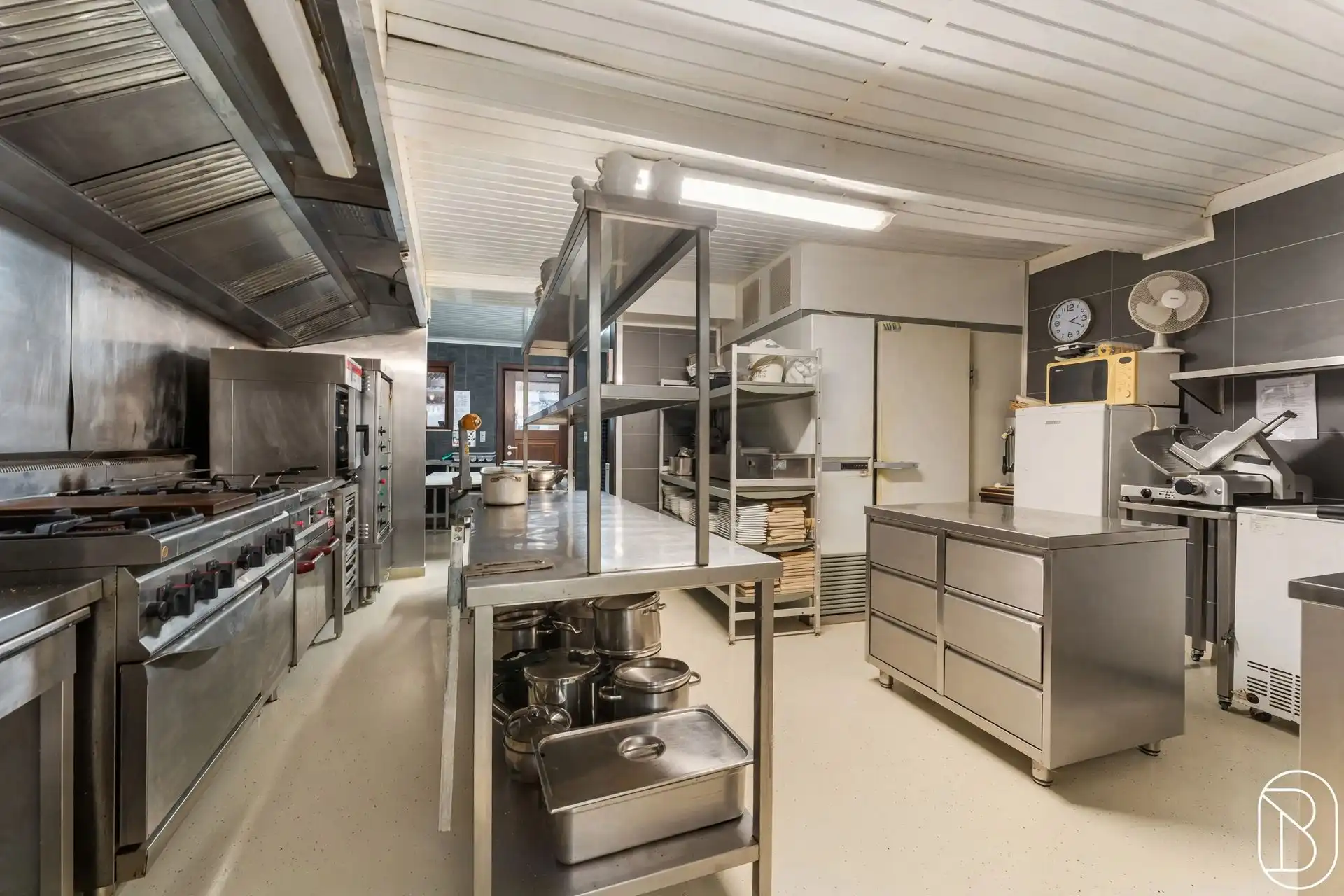 Goedgelegen charmante eigendom met veel potentieel! foto 11