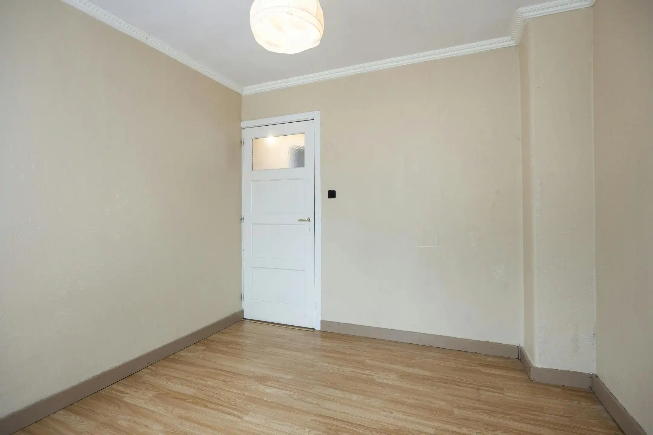 Te renoveren woning met zonnige tuin in Genk foto 12