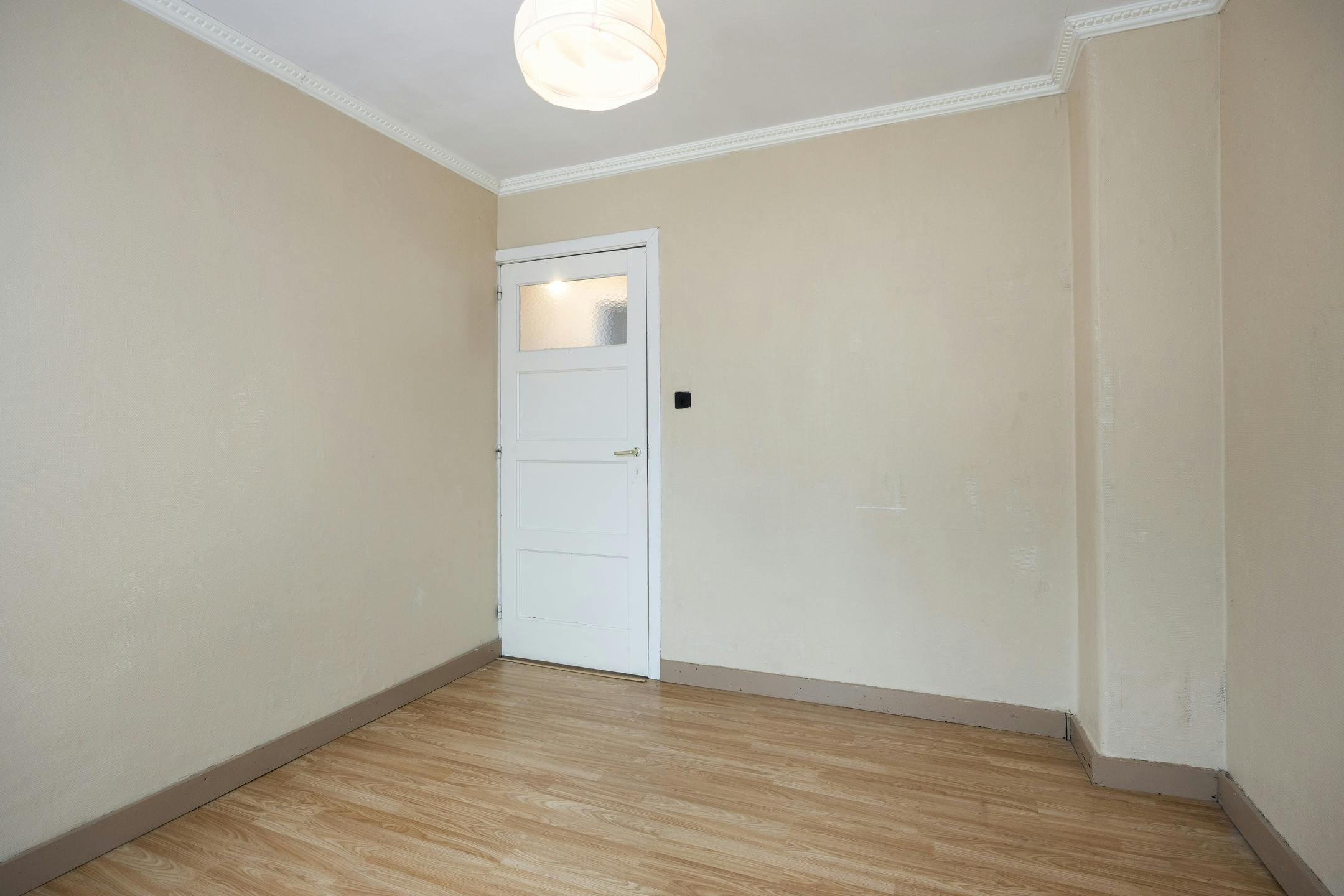 Te renoveren woning met zonnige tuin in Genk foto 12