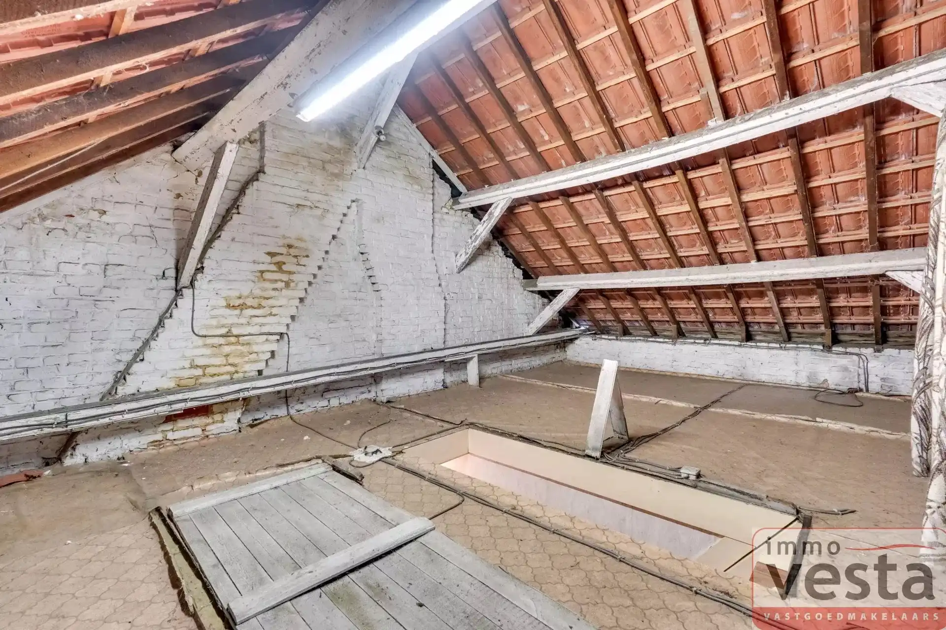 Ruime, te renoveren stadswoning met grote tuin foto 15