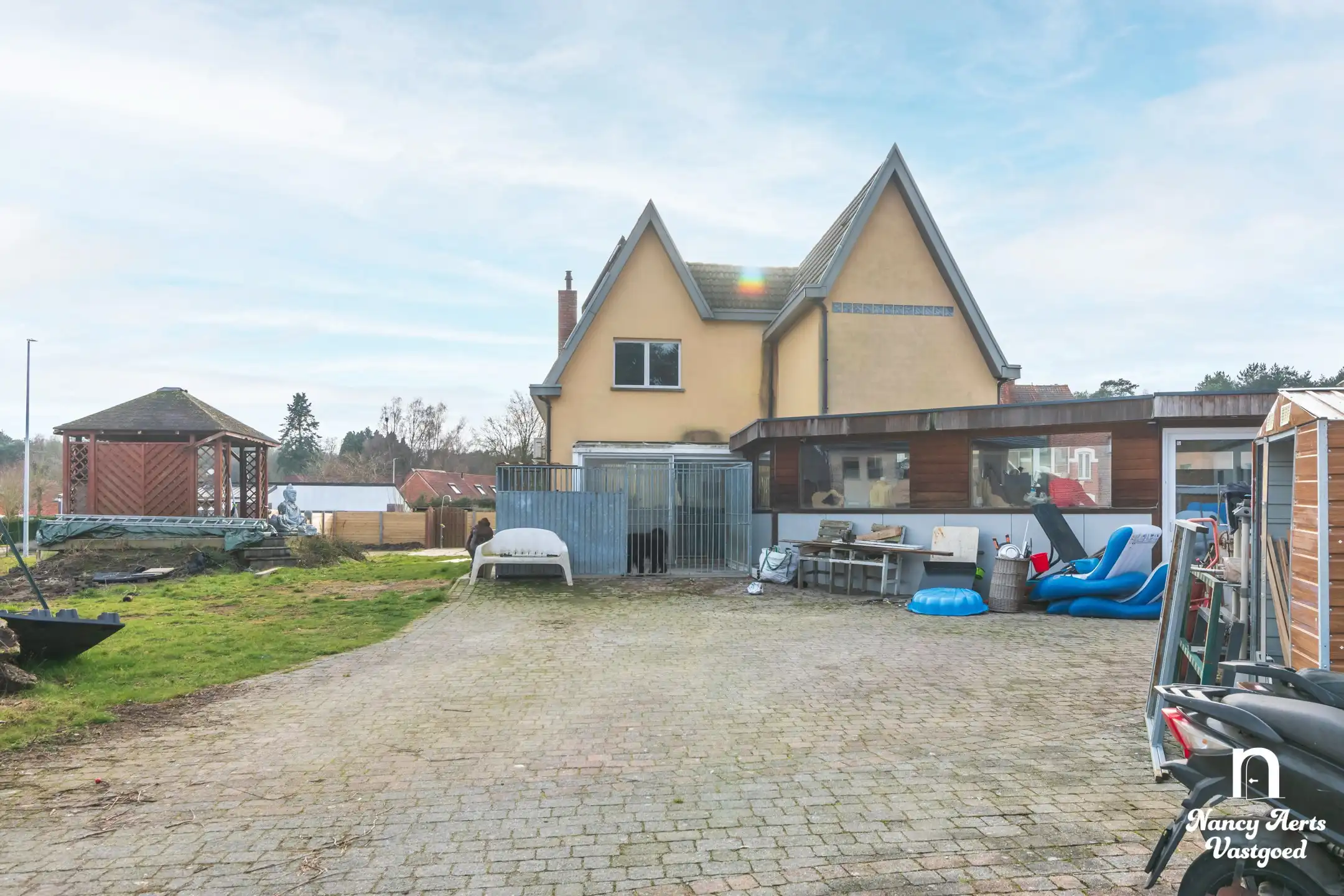 Veelzijdige woning met royale ruimtes en zwembad foto 29