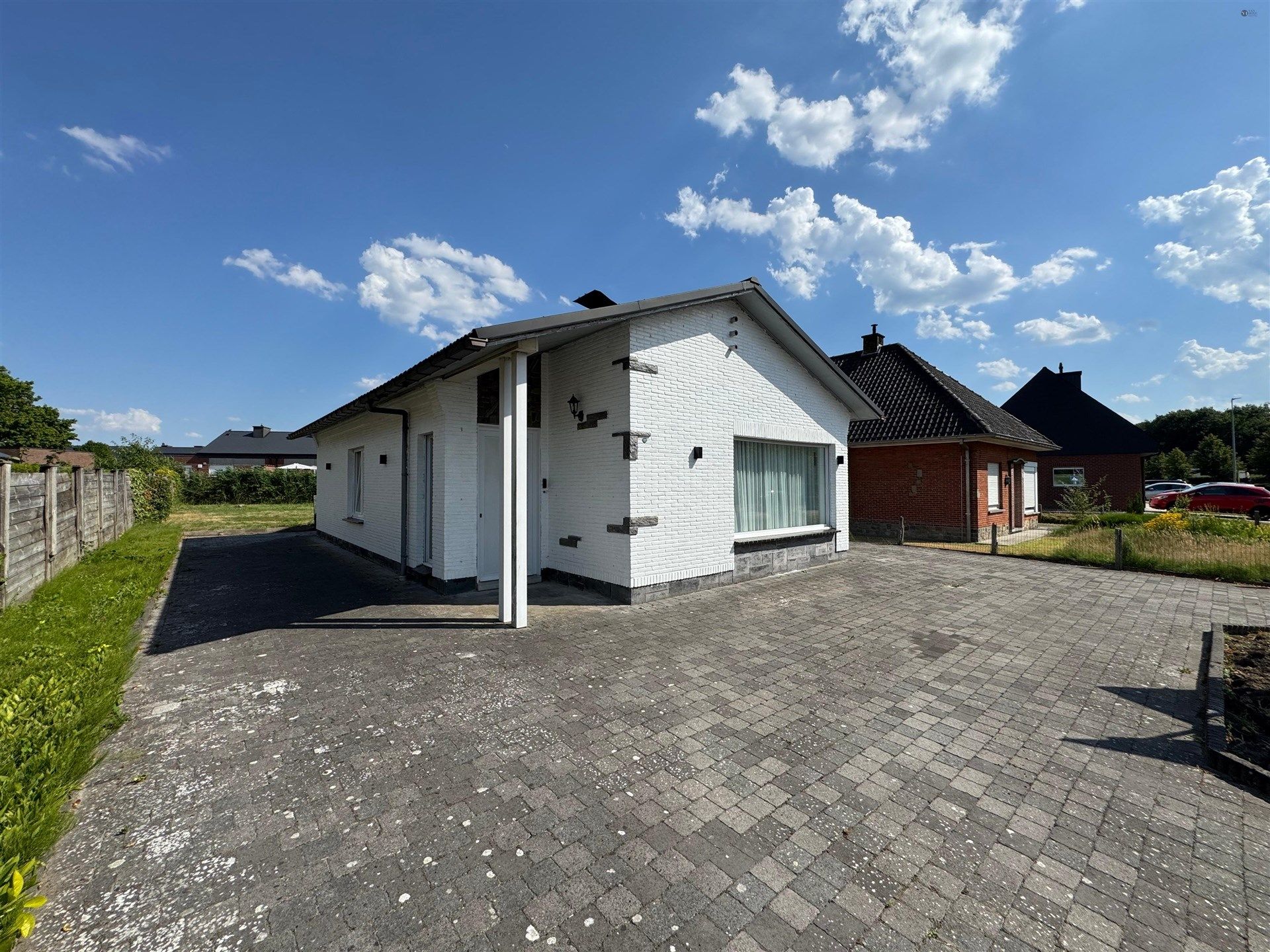 Centaal gelegen bungalow op 667m² grond foto 18