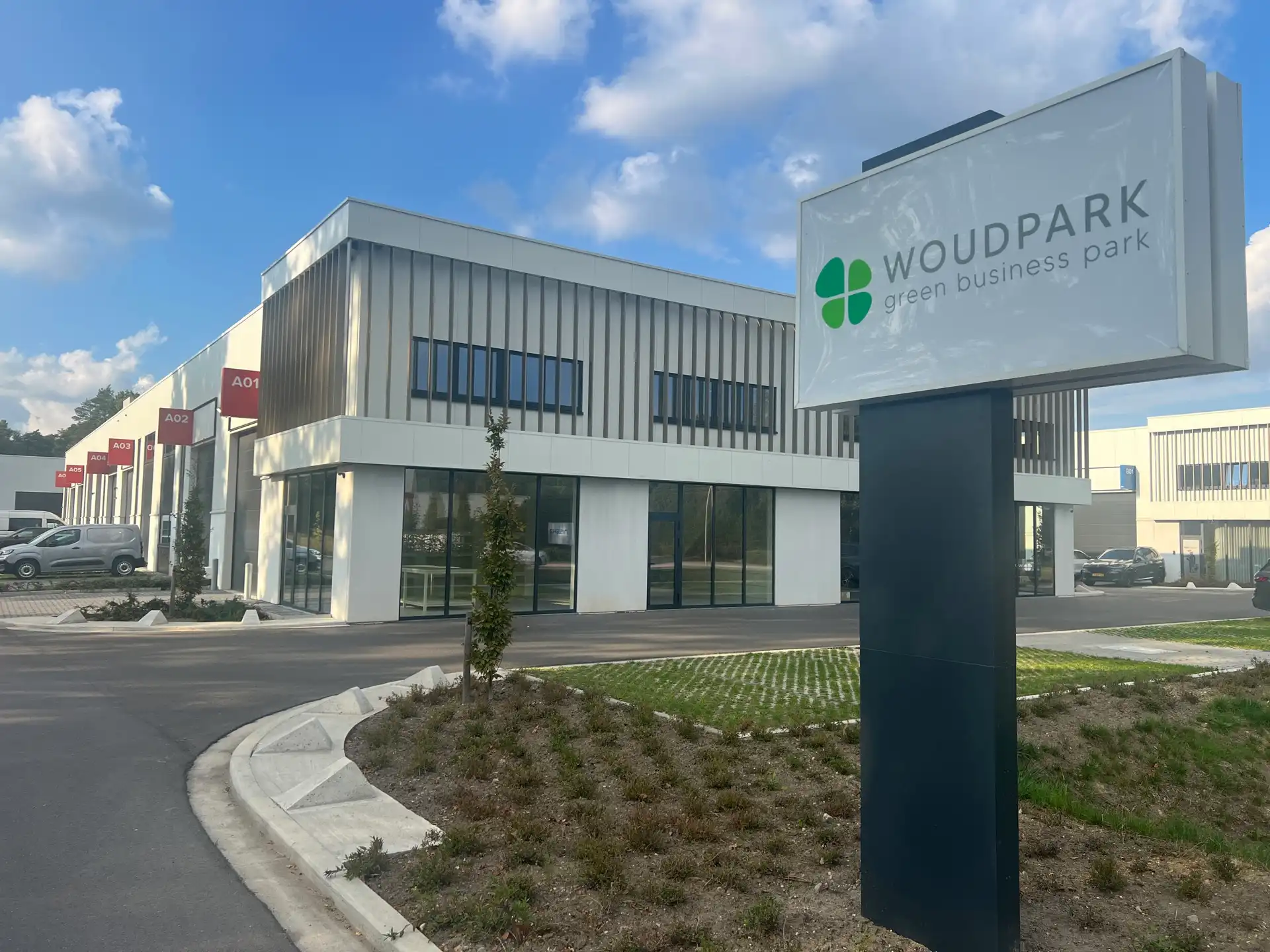 MODERNE KMO-UNIT MET SHOWROOM/KANTOOR IN GENK foto 8