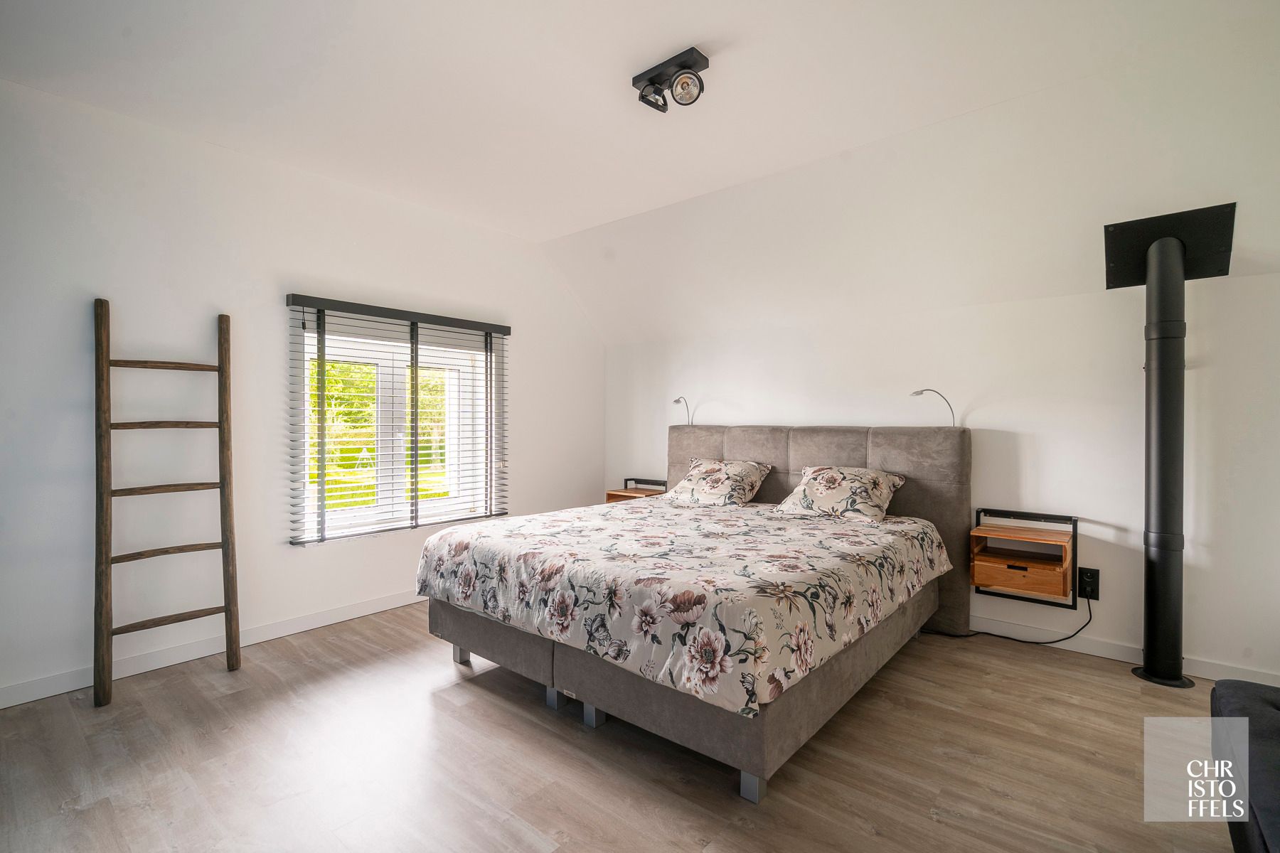 Uitzonderlijk ruime (440m²!) en volledig gerenoveerde woning met commerciële topligging en tal van mogelijkheden in Lanaken! foto 16