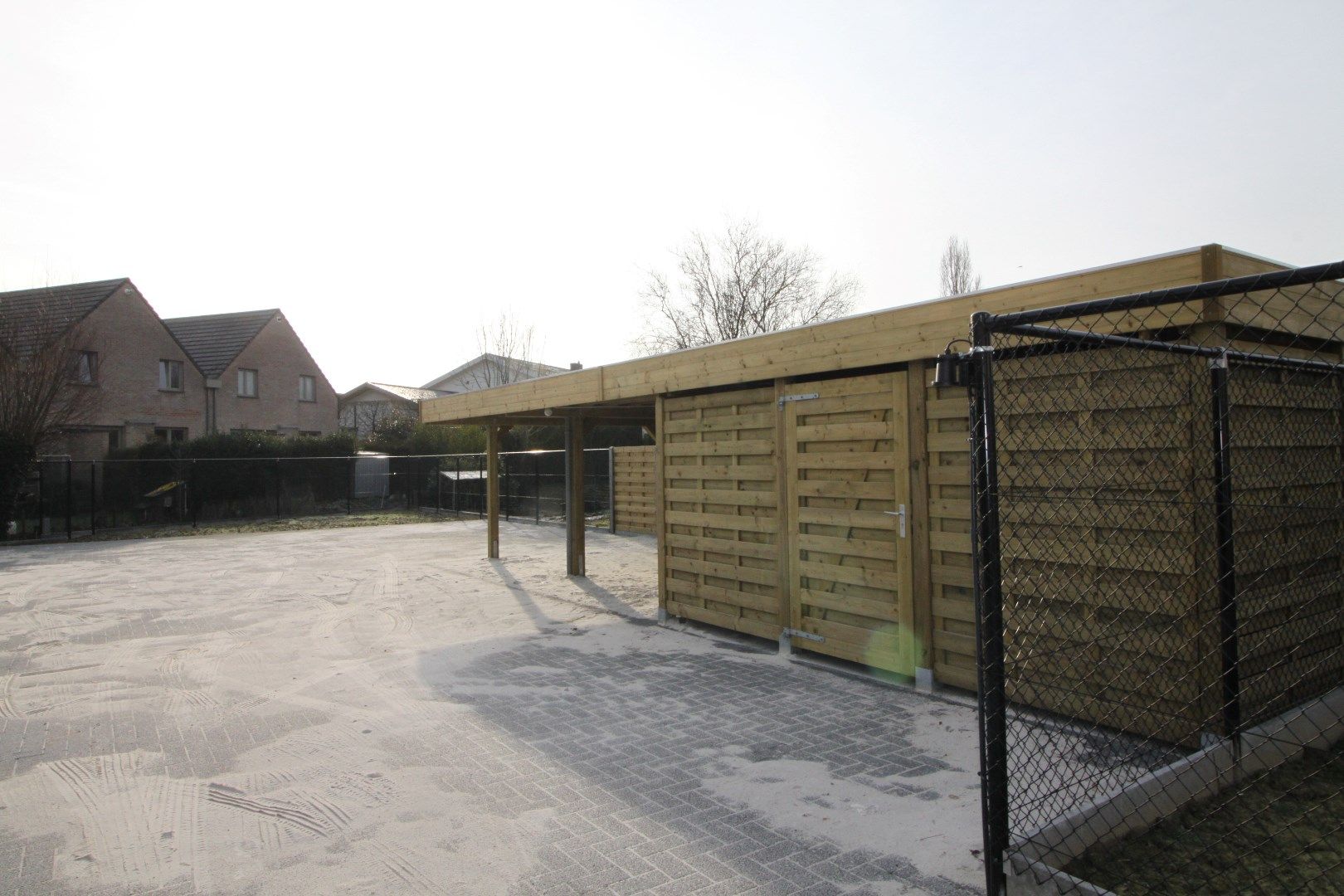 Parkeerplaats weg van de straat nabij centrum van Staden. foto {{pictureIndex}}
