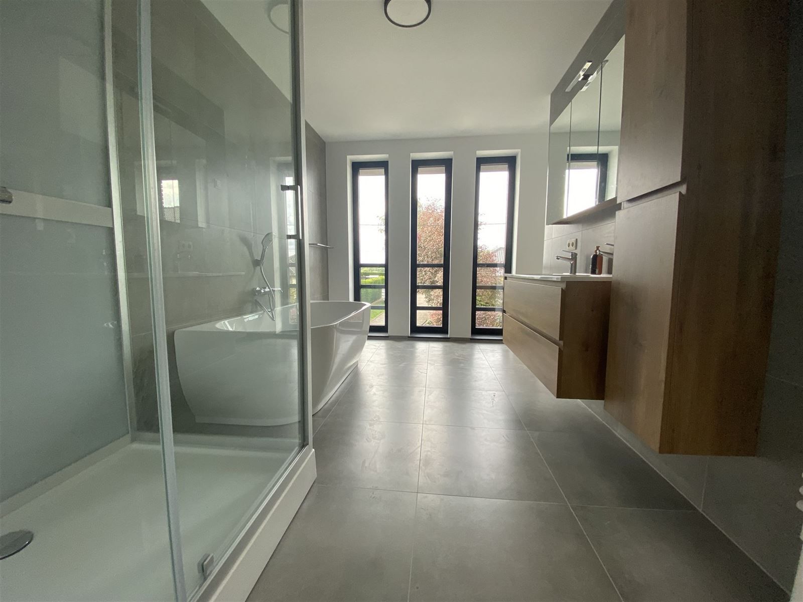Ruime woning met 3 slaapkamers te huur foto 11