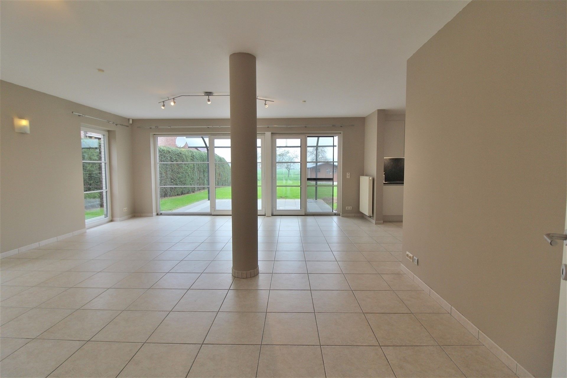 Rustig gelegen villa met ruime tuin foto 10