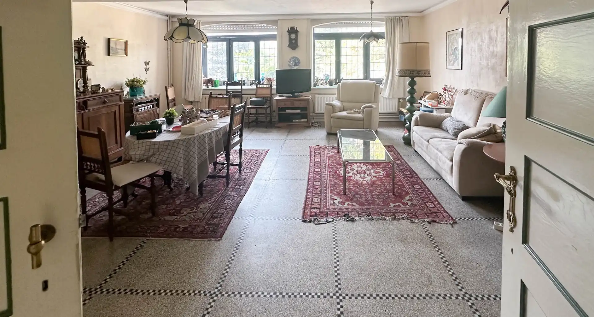 architecturale parel met zonnige stadstuin nabij de Ezelpoort foto 17