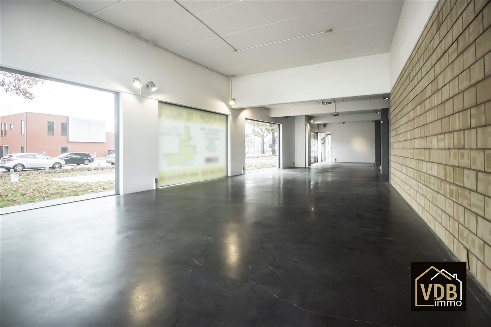 Commercieel gebouw op toplocatie geschikt voor vele doeleinden: kantoor, kleinhandel, groothandel... foto 21