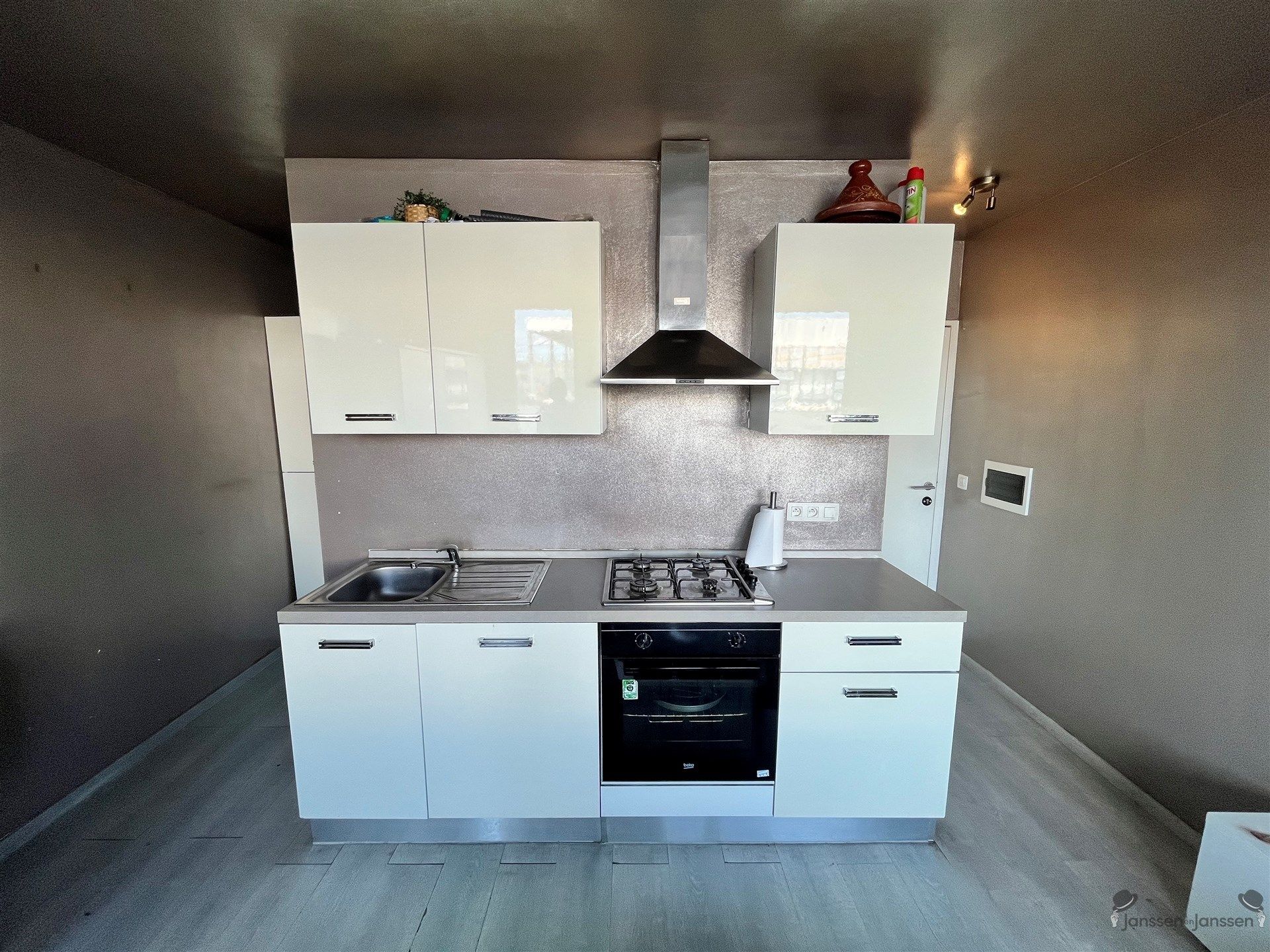 Lichtrijke en recent gerenoveerde studio op centrale locatie in Deurne (41 m²) foto 5