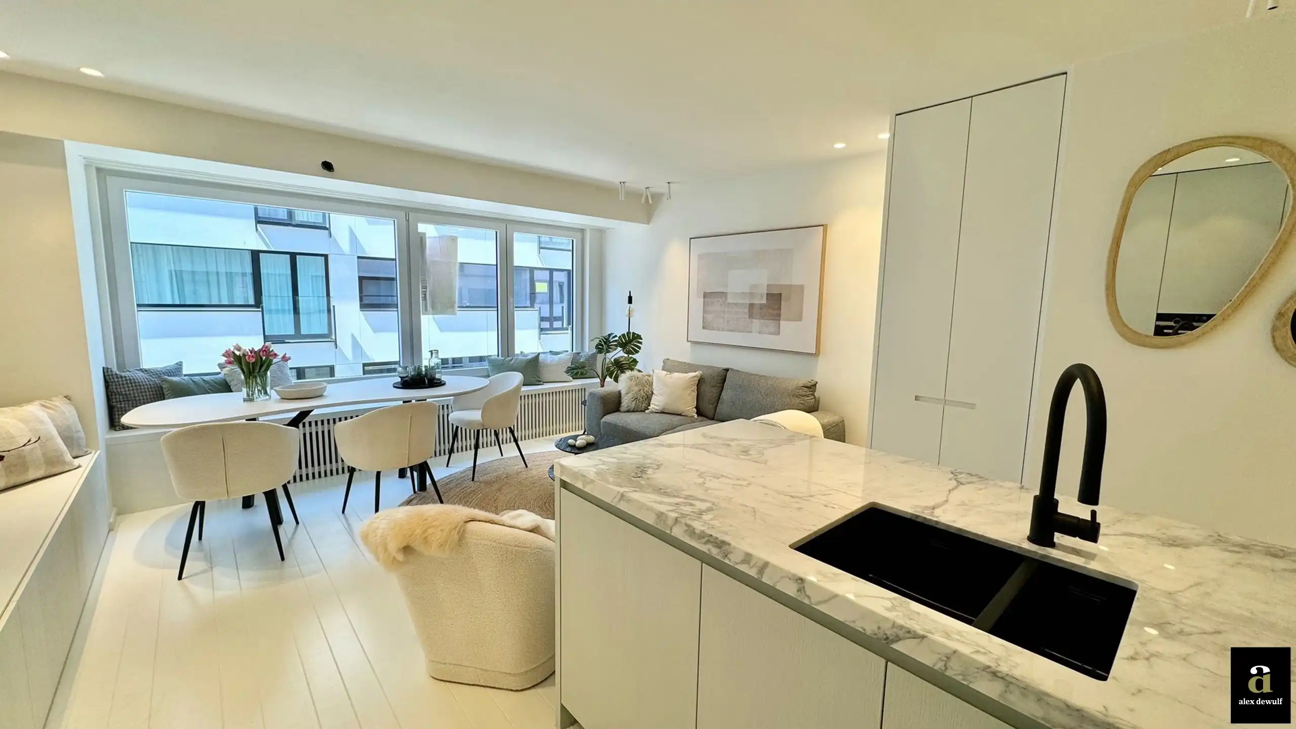 Lichtrijk gerenoveerd appartement nabij de winkels, het strand en de zee. foto 4