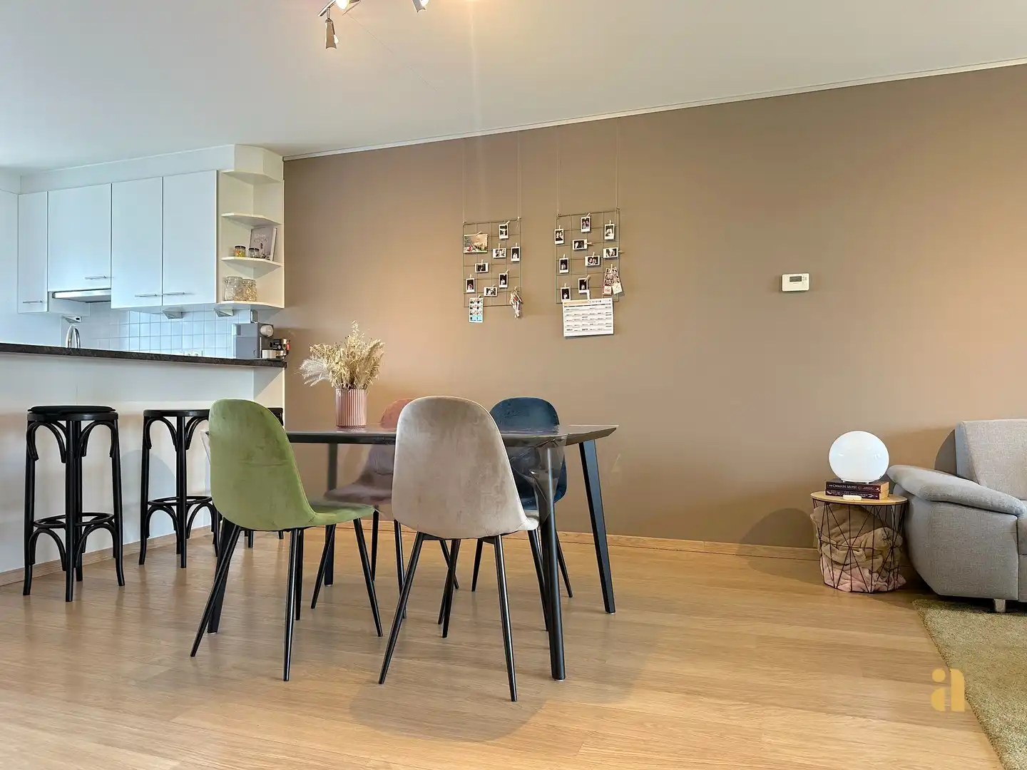 Zon, ruimte & torens: dit lichtrijke appartement heeft het allemaal! foto 9