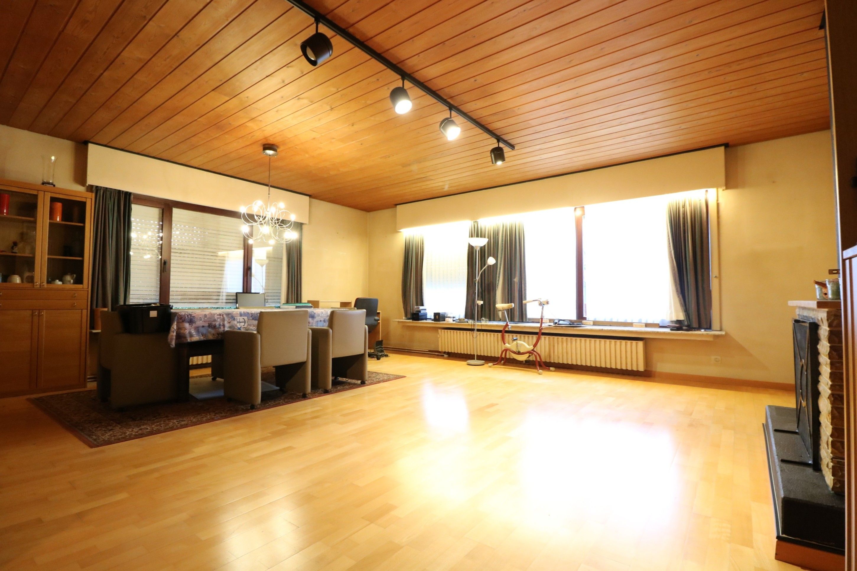 Hoofdfoto van de publicatie: Lichtrijke woning met 4 slaapkamers en prachtige tuin op een zeer groot perceel (855 m²)