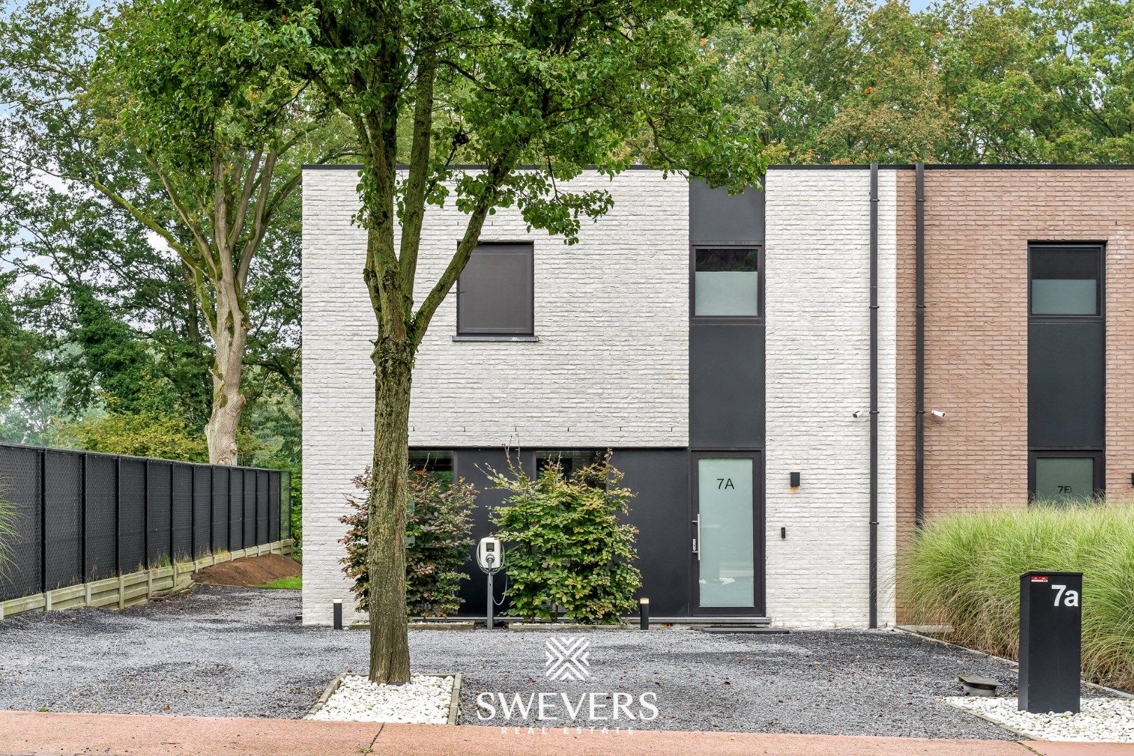 Zeer stijlvolle en energiezuinige halfopen woning met 3 slaapkamers en leuke tuin in Lummen foto 1