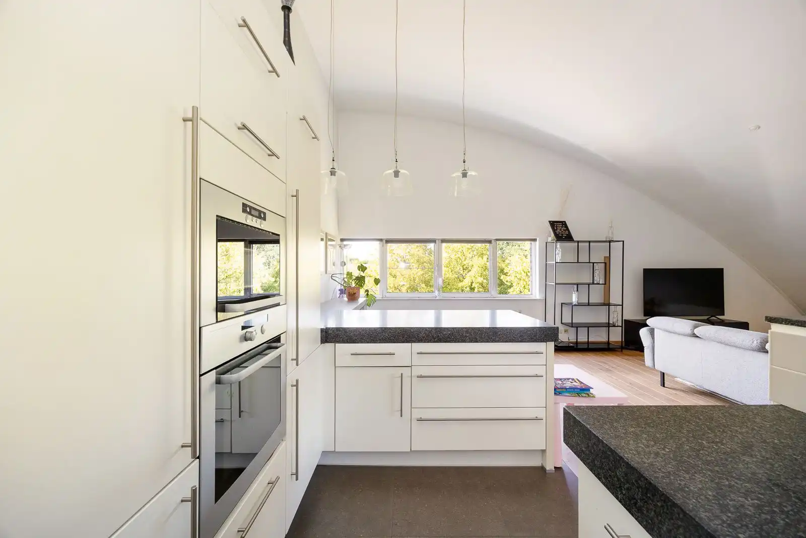 Lichtrijk appartement met terras en 3 staanplaatsen in Brasschaat. foto 9