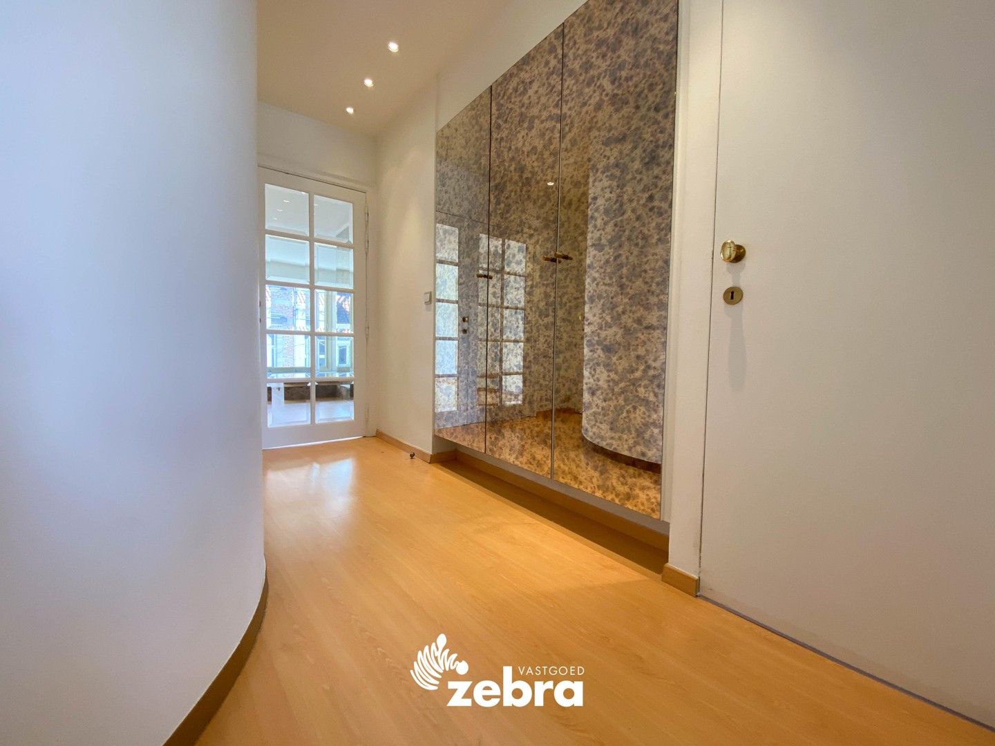 Instapklaar appartement met één slaapkamer op unieke locatie te Roeselare! foto 7