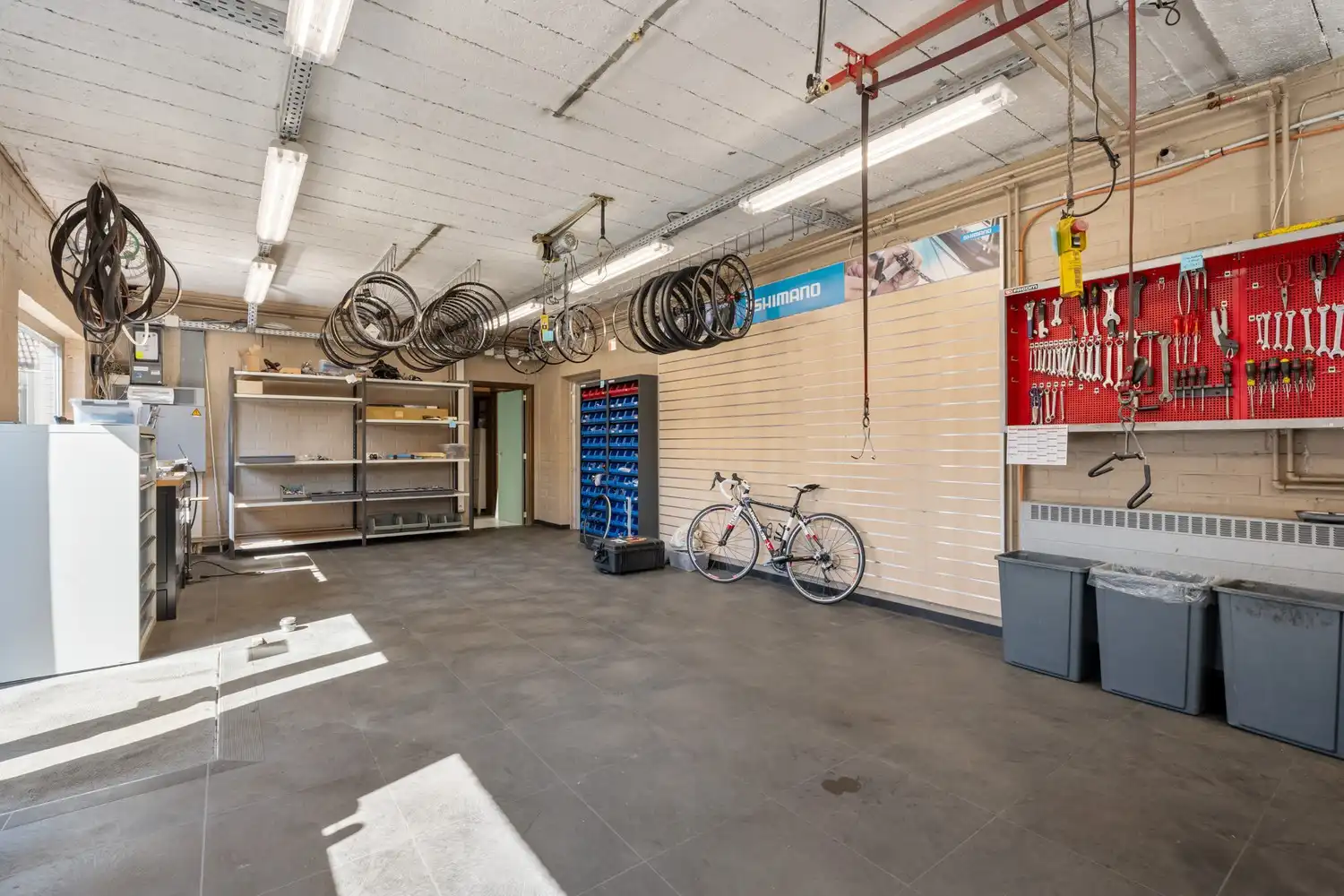 Commercieel pand met ruime handelsruimte, loods én drie-slaapkamer appartement van 160 m² in Wezemaal ! foto 12