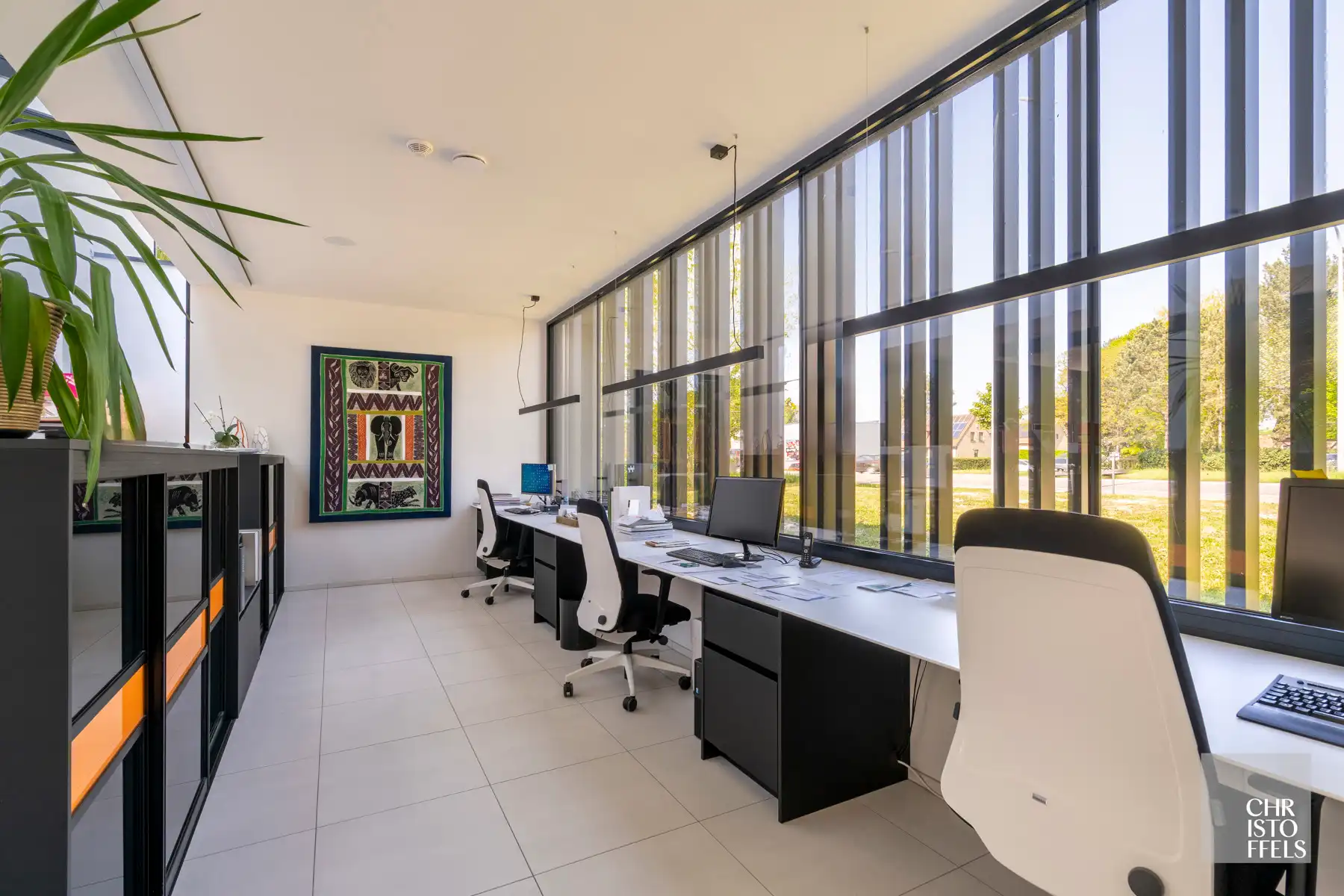 Multifunctioneel gebouw met 2 wooneenheden, kantoor en showroom op een perceel van 2.074 m²! foto 3