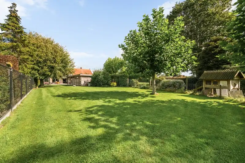 Hooglede – Verrassend ruime tussenwoning met villa-allures op 1.218 m² foto 27