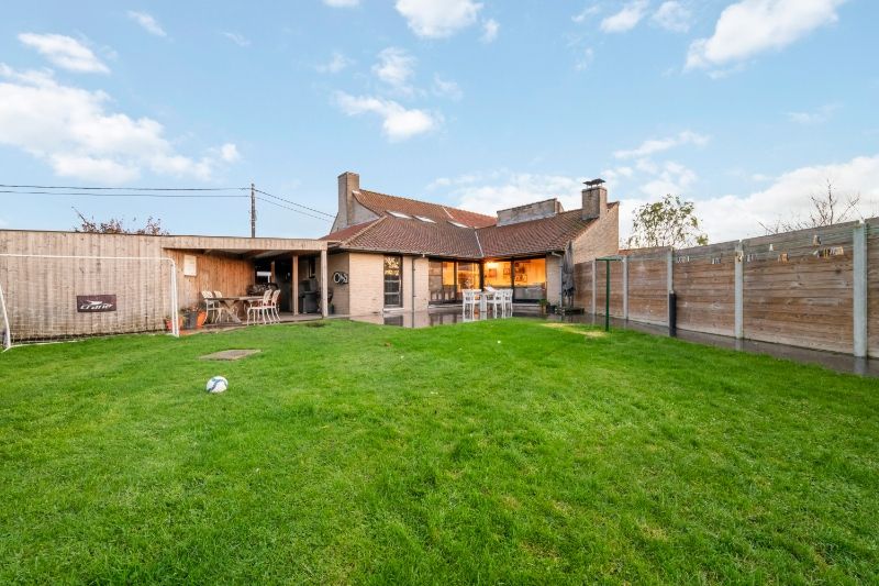 Staden-Roeselare. Landelijke charmante half open bebouwing op een perceel van 1018m2 met diepe tuin, 5 slaapkamers, garage en carport en loods van 40m2. foto {{pictureIndex}}