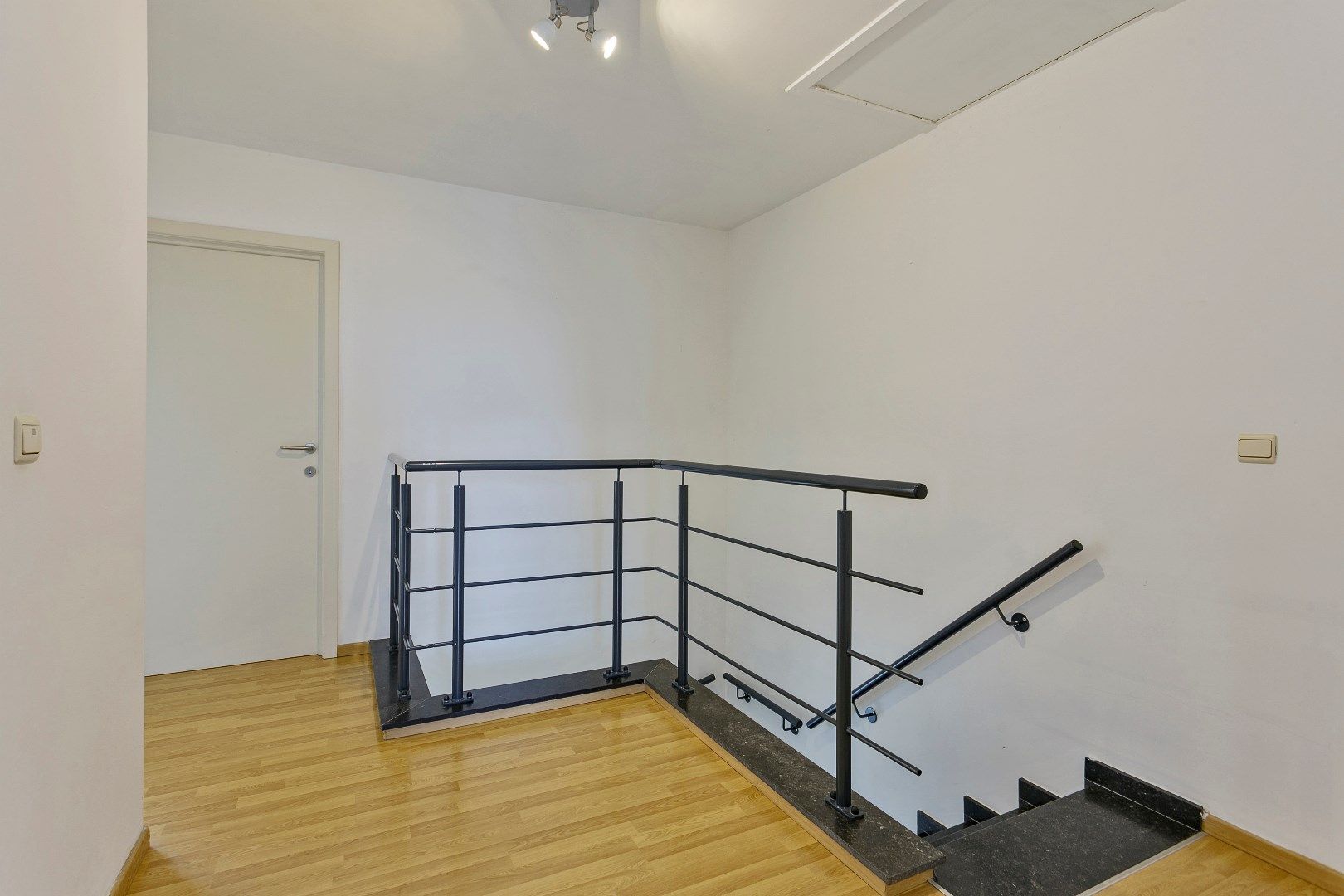 Comfortabel appartement voorzien van 3 slaapkamers, een fraai terras en een autostandplaats gelegen in het centrum van Kinrooi!  foto 11
