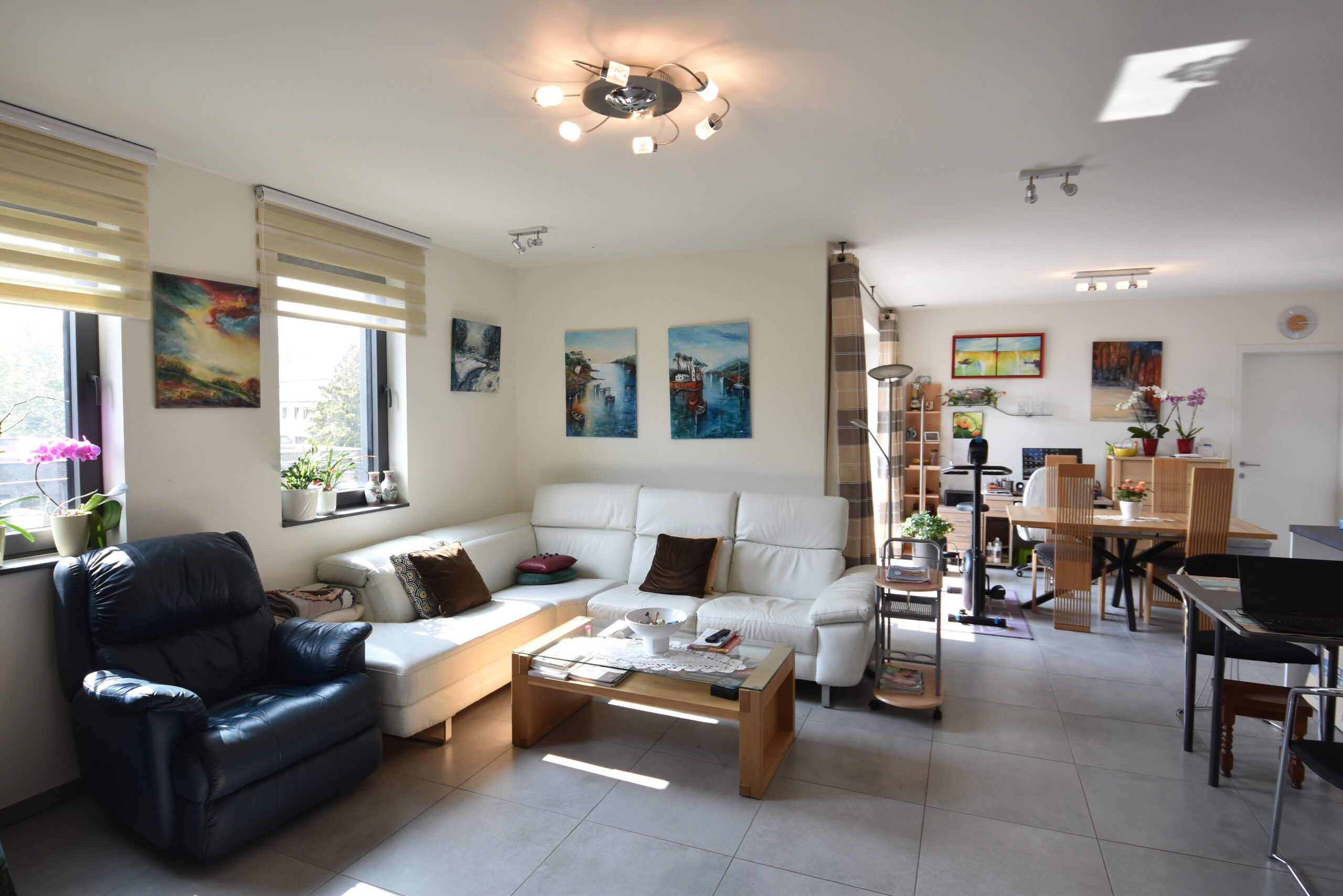 Recent 2-slaapkamerappartement met garage in hartje Nieuwkerken-Waas foto 2