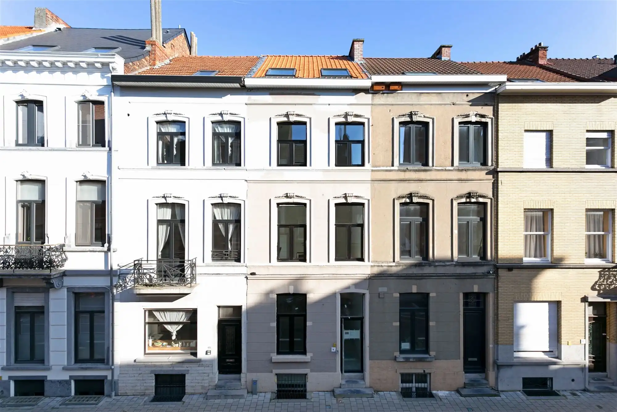 Bemeubelde studentenkamer met hoogslaper foto 6