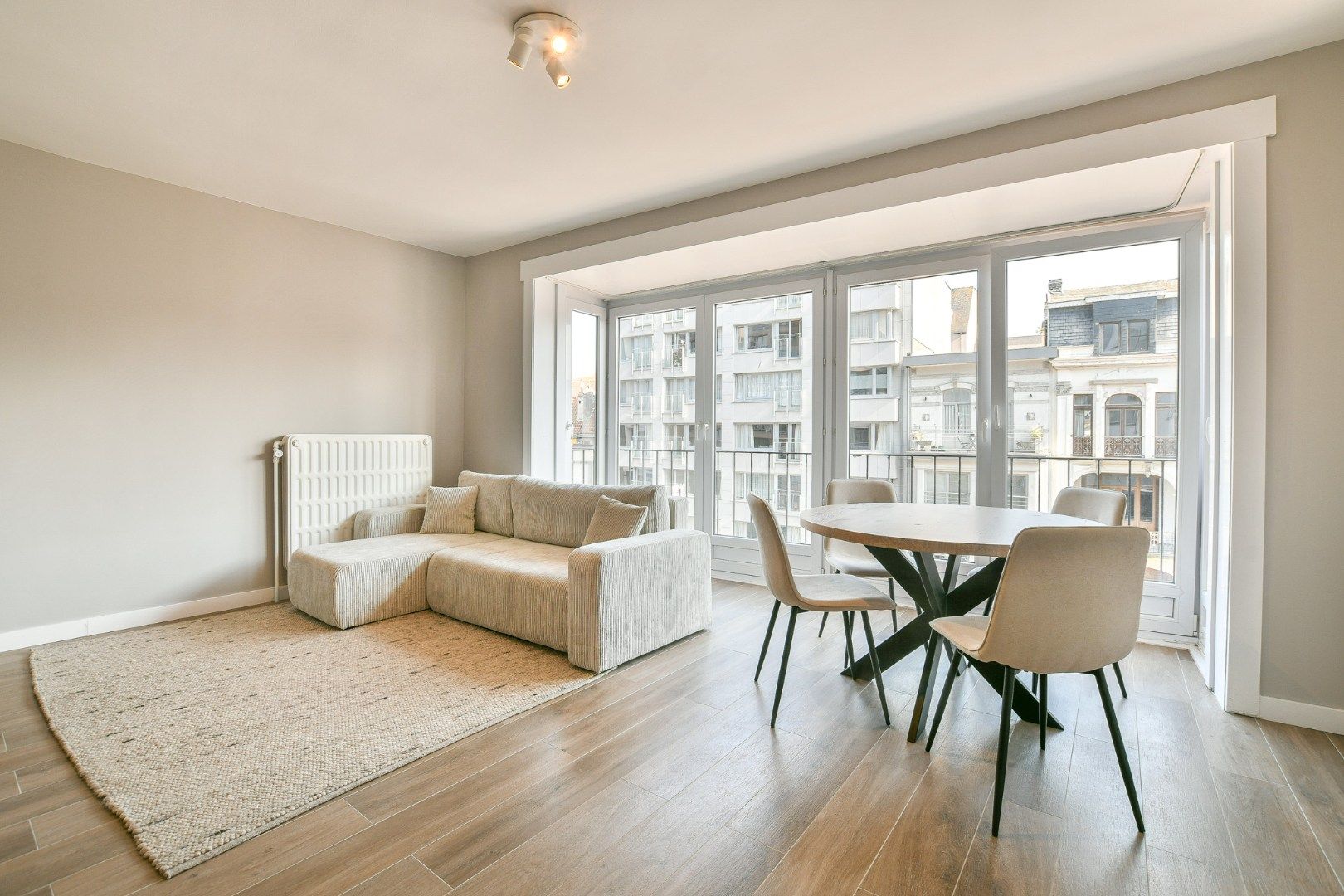 Gerenoveerd 2-slaapkamerappartement op toplocatie - vlakbij de zeedijk! foto 8