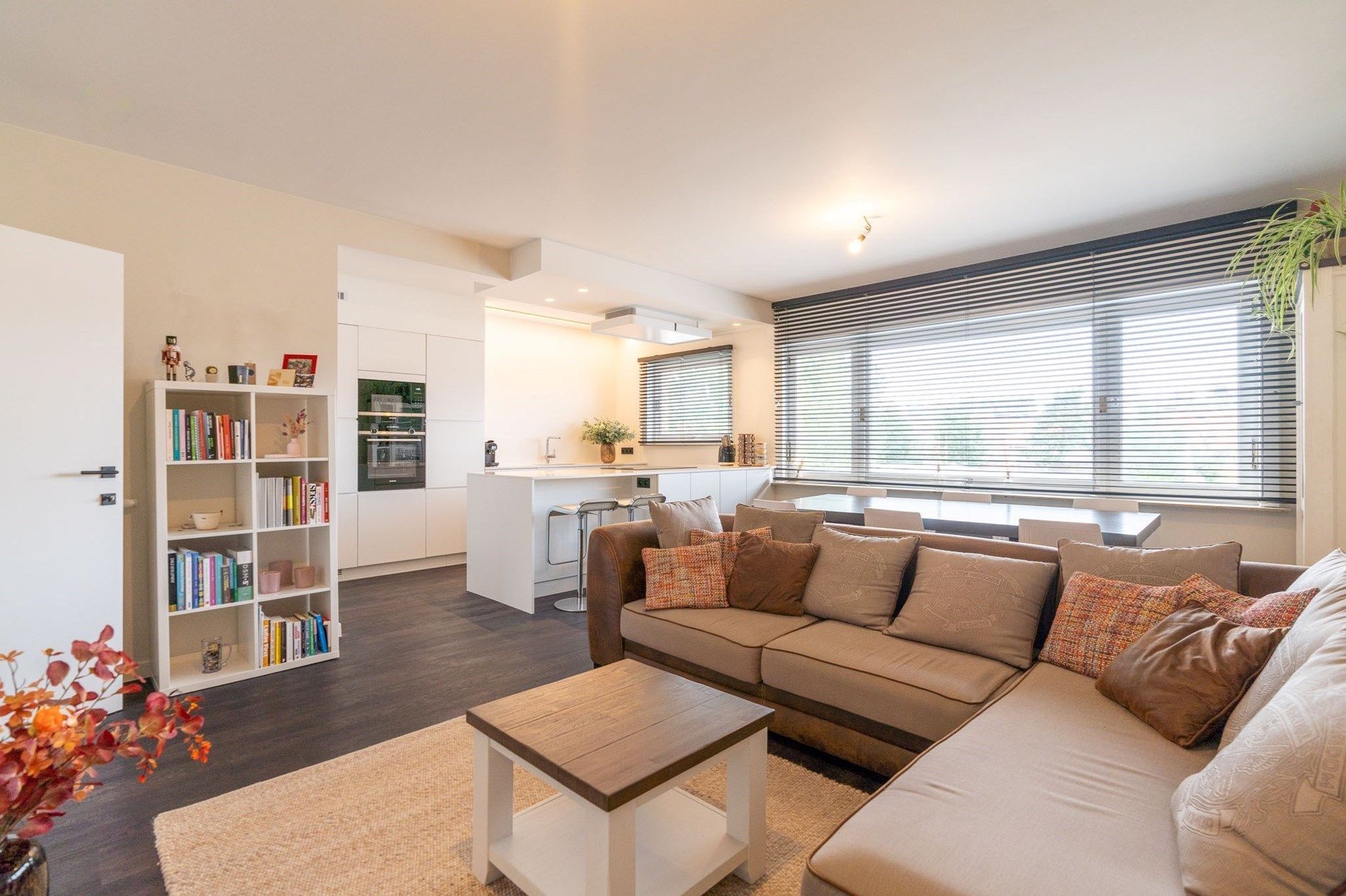Vernieuwd appartement met twee slaapkamers te Heist foto 3