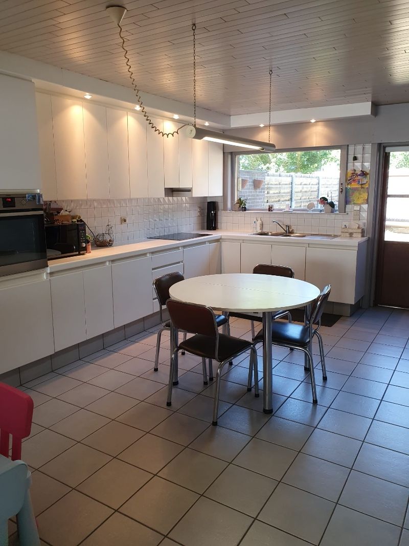 Rustig gelegen, halfopen woning met 3 slpks, tuin en ruime garage op wandelafstand van de Leie en de Zavelput. Energielabel D, zonnepanelen... foto 14