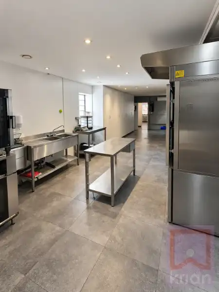 Instapklare ingerichte bakkerijwinkel met opslagplaats/magazijn foto 11