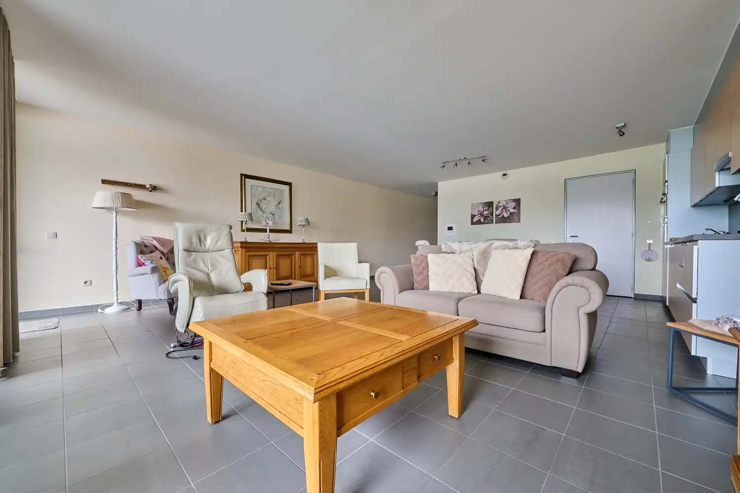 Senioren appartement gelegen op de eerste verdieping met zongericht terras en fijn uitzicht op het stadsplein foto 2