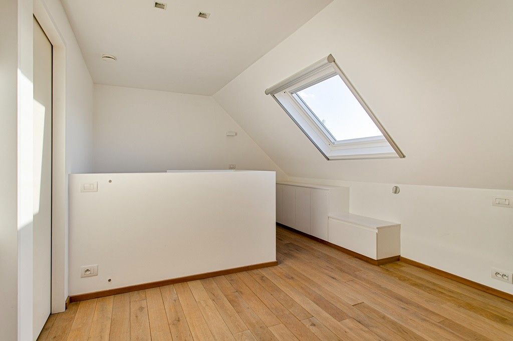 POPERINGE: Unieke woning met een perfecte balans tussen privéleven en professionele ambities - volledig gerenoveerd en instapklaar - met terrasje en dubbele garage op 111m² grondopp. foto 10