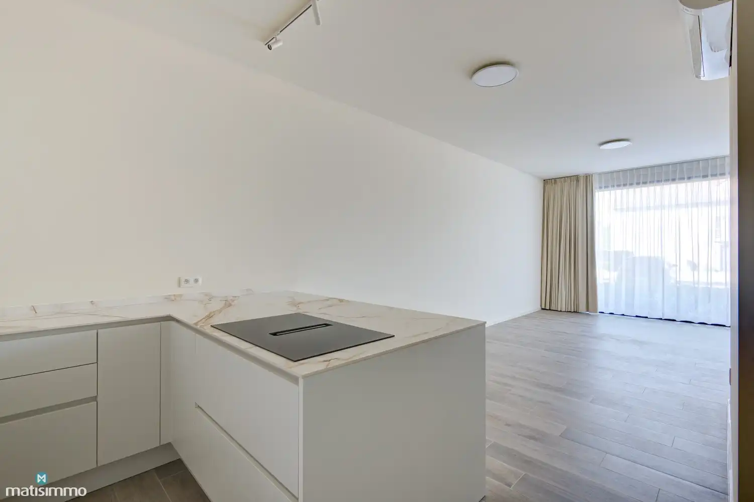 RECENT INSTAPKLAAR GELIJKVLOERS APPARTEMENT MET AIRCO, ZONNEPANELEN EN PARKEERPLAATS NABIJ HET CENTRUM VAN BILZEN foto 7