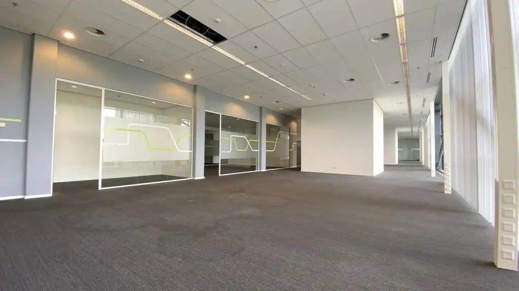 Instapklaar kantoor te huur nabij R8 in Kortrijk foto 13