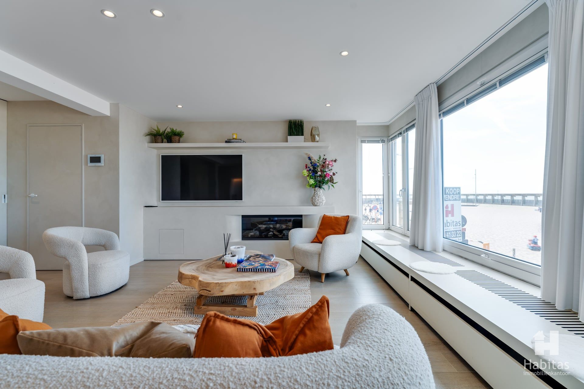 Exclusief zeedijkappartement met ruim 7 m. frontaal zeezicht foto {{pictureIndex}}