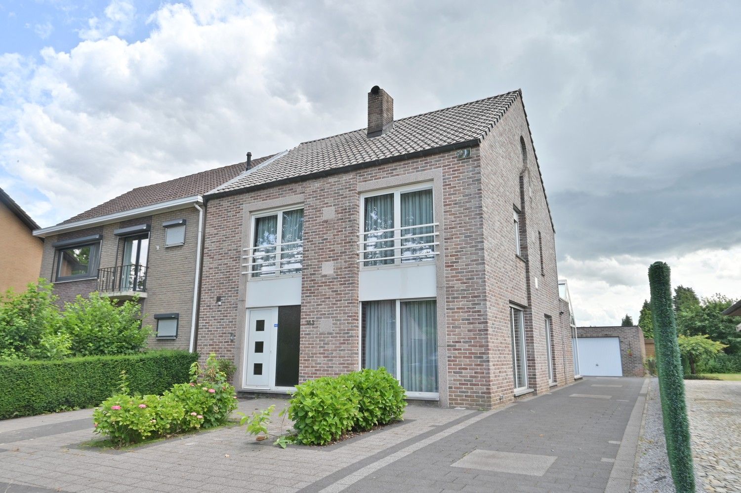 Halfvrijstaande woning met lift en zonnepanelen, zeer mooi gelegen aan de bosrand van Lanaken foto {{pictureIndex}}
