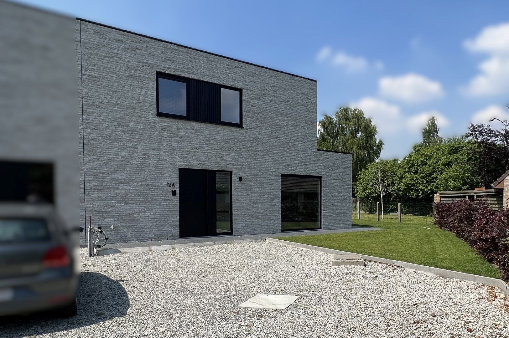 NIEUWBOUWWONING MET 3 SLAAPKAMERS EN TUIN IN IEPER foto {{pictureIndex}}