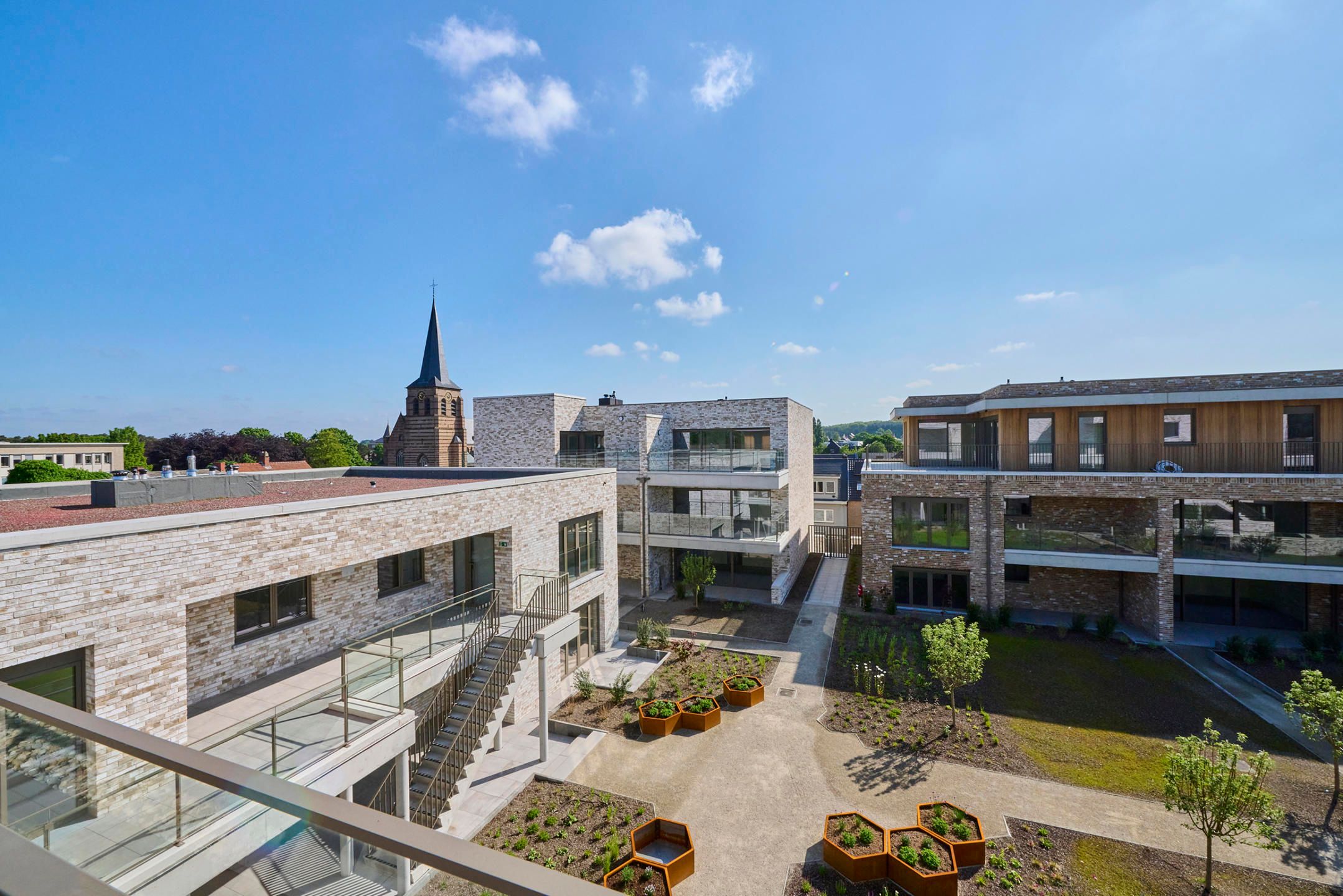 Nieuwbouwappartement - terras met zicht op tuin foto 14