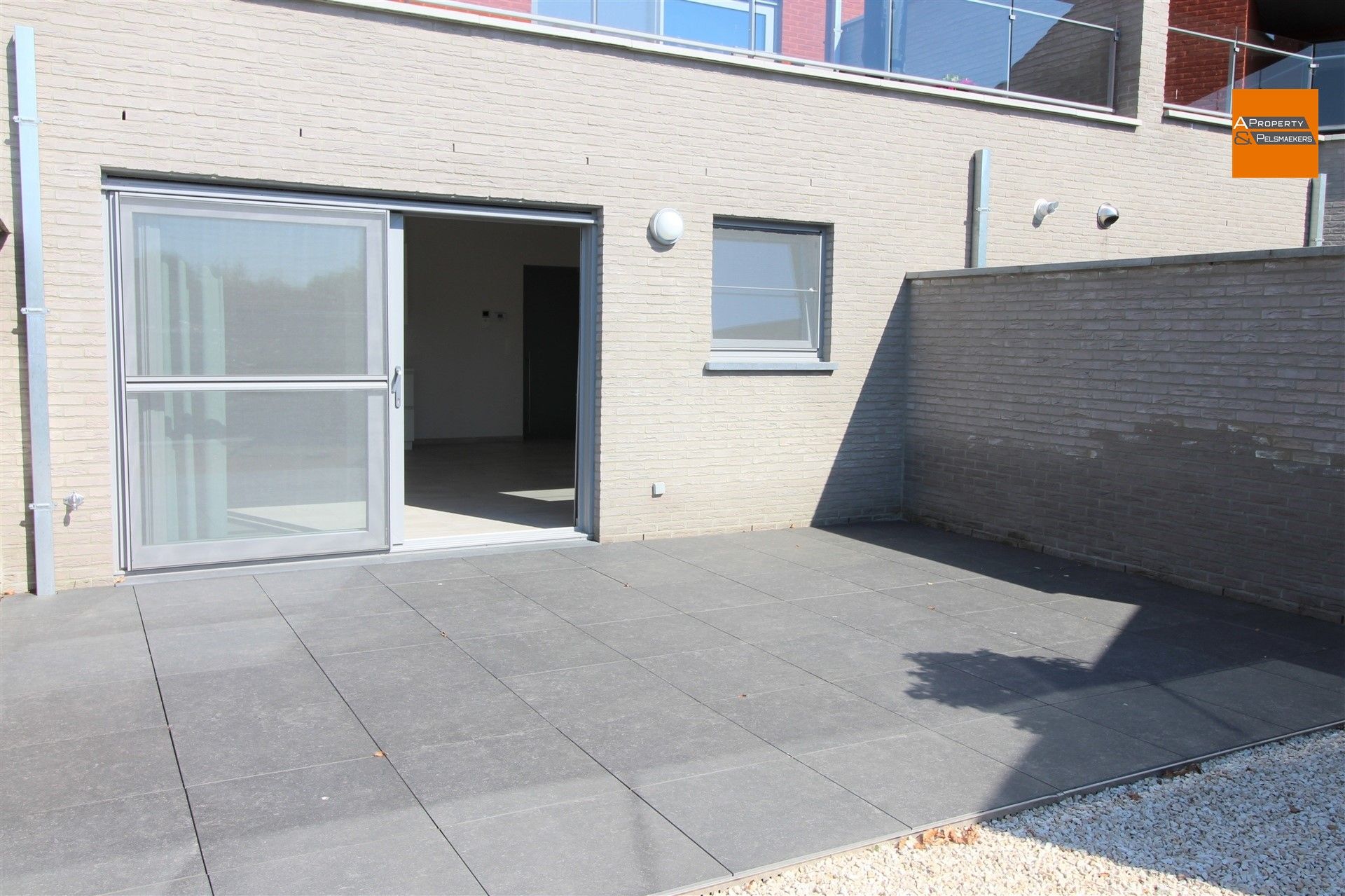 Ruim en lichtrijk gelijkvloers appartement met 2 slaapkamers, terras en garage foto 12
